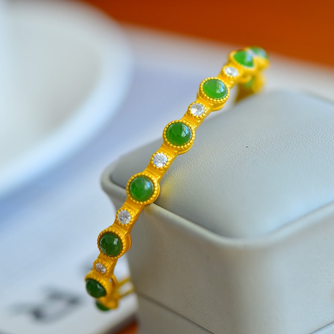 An Exquisite Sterling Silver-Gold Plated Inlaid Jasper Bracelet,Inlaid Diamond: An Exquisite Sterling Silver-Gold Plated Inlaid Jasper Bracelet,Inlaid Diamond,Size:5mmx5mm 纯银镀金镶碧玉手镯,嵌钻石
