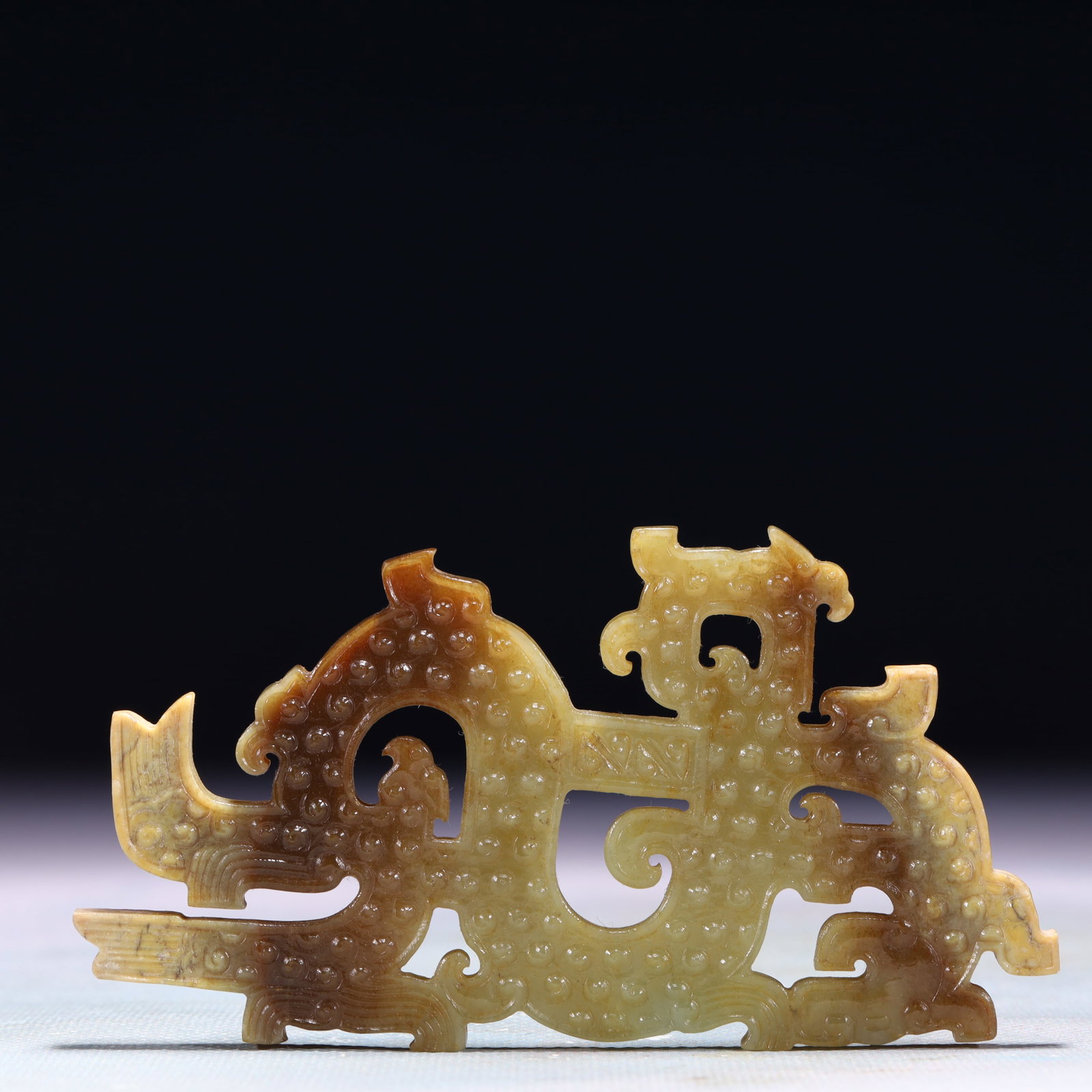An Exquisite White Jade Dragon Ornament: An Exquisite White Jade Dragon Ornament,Qing Dynasty,China,Size:4.7inx2.6in,Weight:68g 白玉龙摆件,中国清代