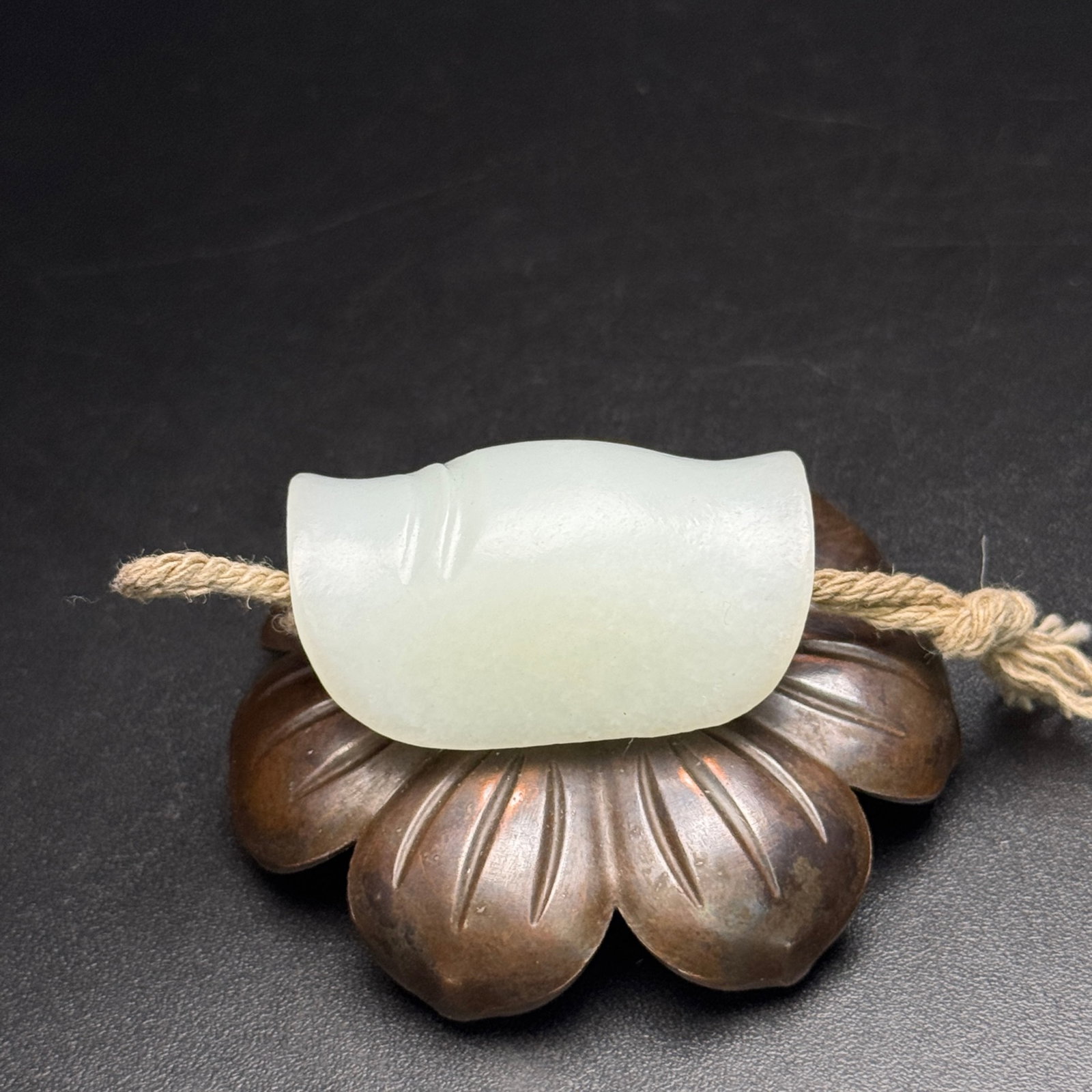 An Exquisite White Jade Turtle shell-Shaped Pendant - 7