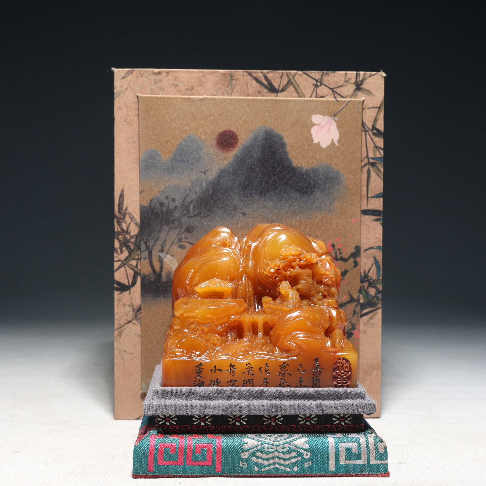 An Exquisite Tianhuang Stone Landscape and Figure Pattern Seal: An Exquisite Tianhuang Stone Landscape and Figure Pattern Seal,Qing Dynasty,China,Jiaqing Mark,Size:3.5inx3in,(Box)7.9inx6.1inx5.3in,Weight:1000g 田黄石山水人୰