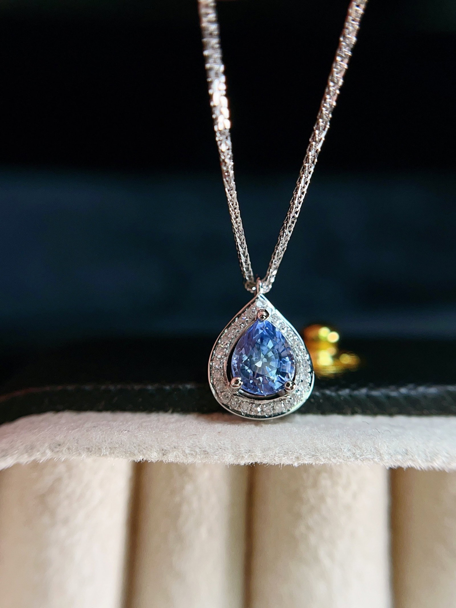 A Exquisite 18k Gold Inlaid 0.75ct Natural Sapphire Pendant,Inlaid Diamond: A Exquisite 18k Gold Inlaid 0.75ct Natural Sapphire Pendant,Inlaid Diamond,Total Weight:1.57g 18k金镶 0.75ct 天然蓝宝石吊坠,嵌钻௾