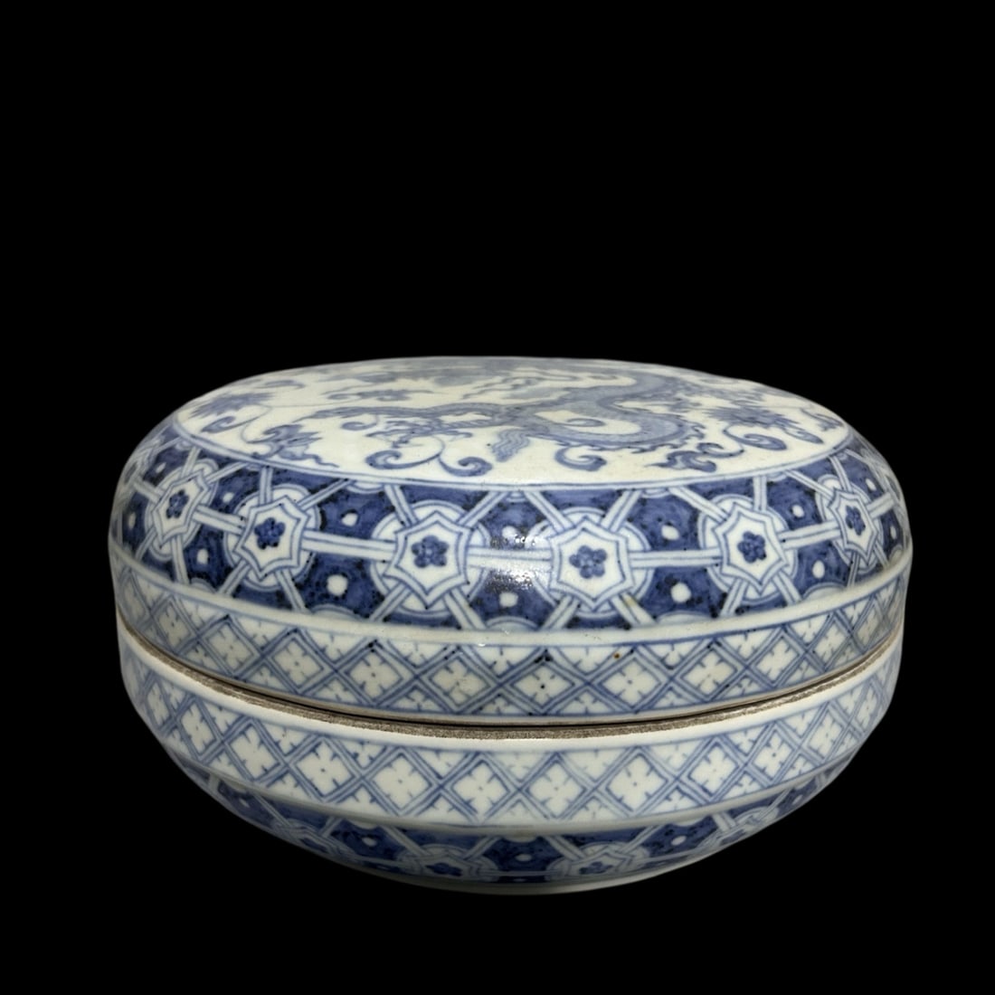 An Exquisite Blue and White Lotus and Dragon Pattern Box with Cover (1 of 7)