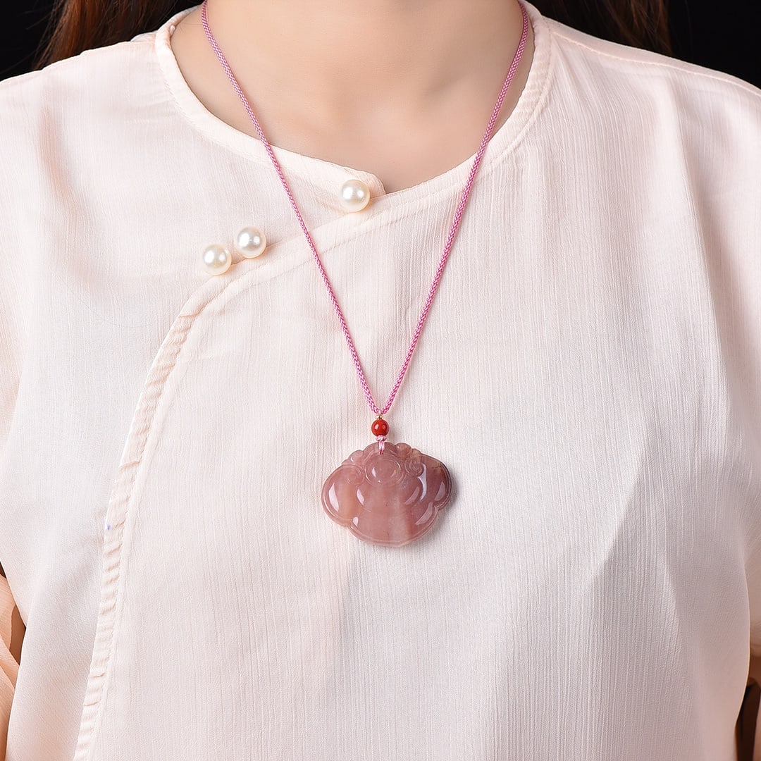 An Exquisite Red Jade Pendant: An Exquisite Red Jade Pendant,Size:40mmx47mm 红玉挂件