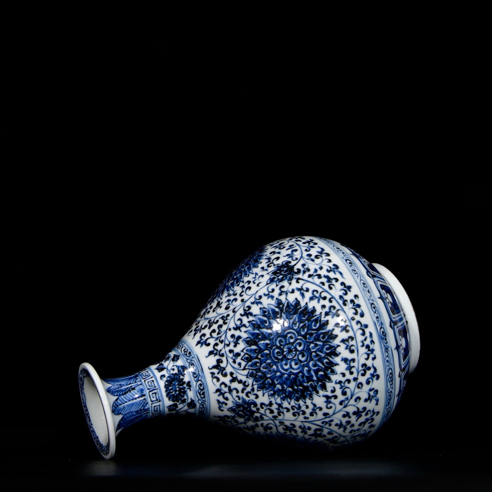 A Rare Blue and White Flower Pattern Vase - 7