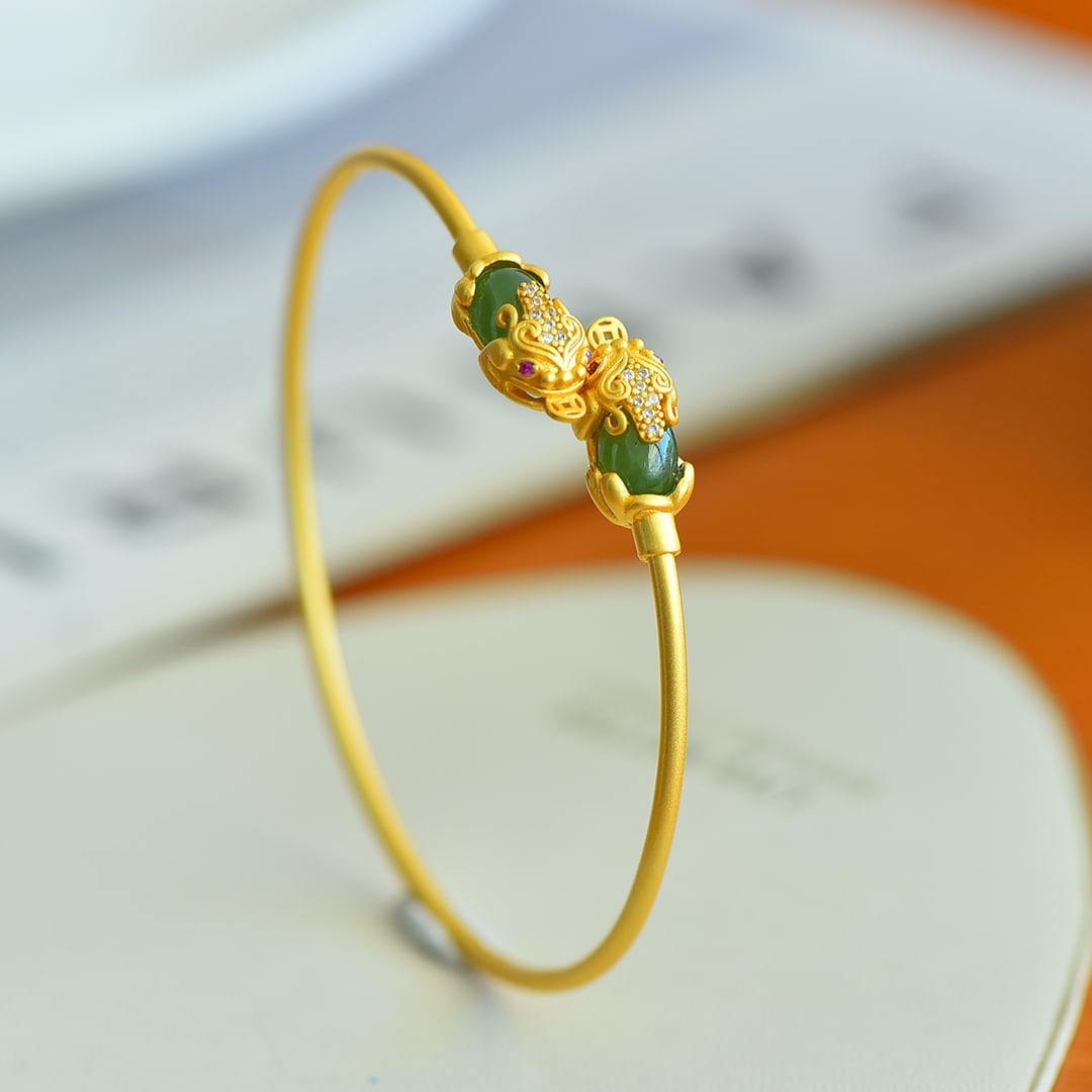An Exquisite Sterling Silver-Gold Plated Inlaid Jasper Wealth-Attracting Creature Pattern: An Exquisite Sterling Silver-Gold Plated Inlaid Jasper Wealth-Attracting Creature Pattern Bracelet,Inlaid Diamond,Size:6mmx8mm 纯银镀金镶碧玉貔貅&