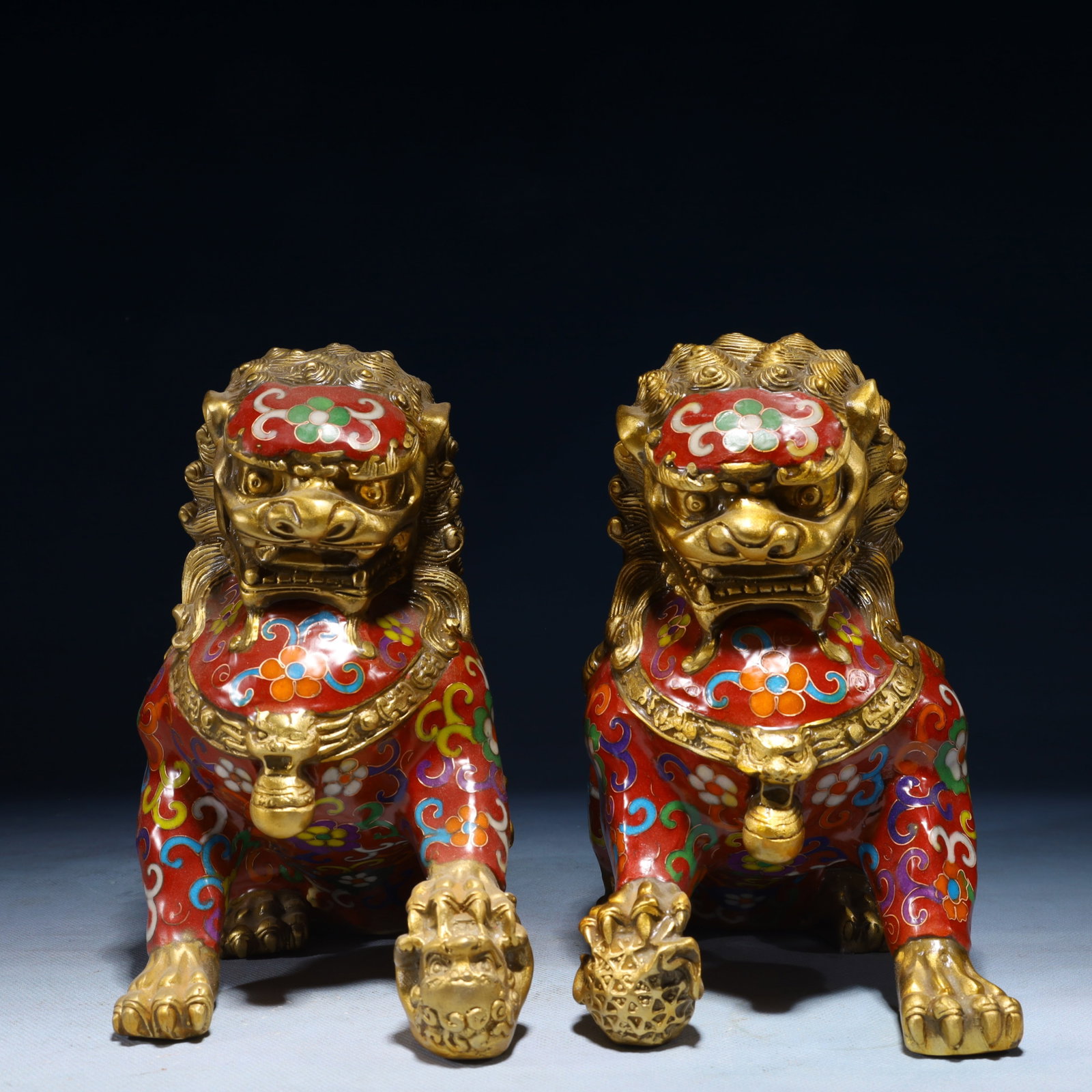 A Pair of Exquisite Cloisonne Flower Pattern Lion Ornaments: A Pair of Exquisite Cloisonne Flower Pattern Lion Ornaments,Qing Dynasty,China,Size:7.5inx3.9inx7.9in,Weight:5100g