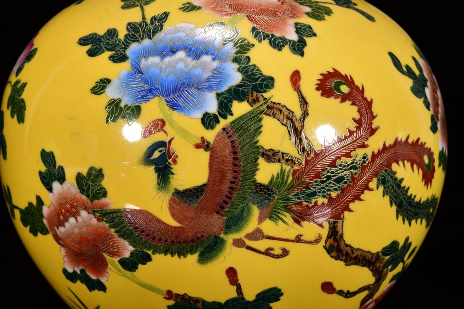 A Rare Enamel Flower and Phoenix Pattern Vase - 5