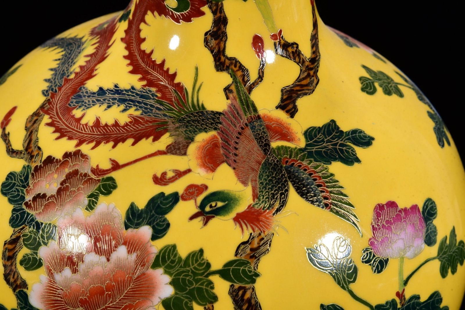 A Rare Enamel Flower and Phoenix Pattern Vase - 6