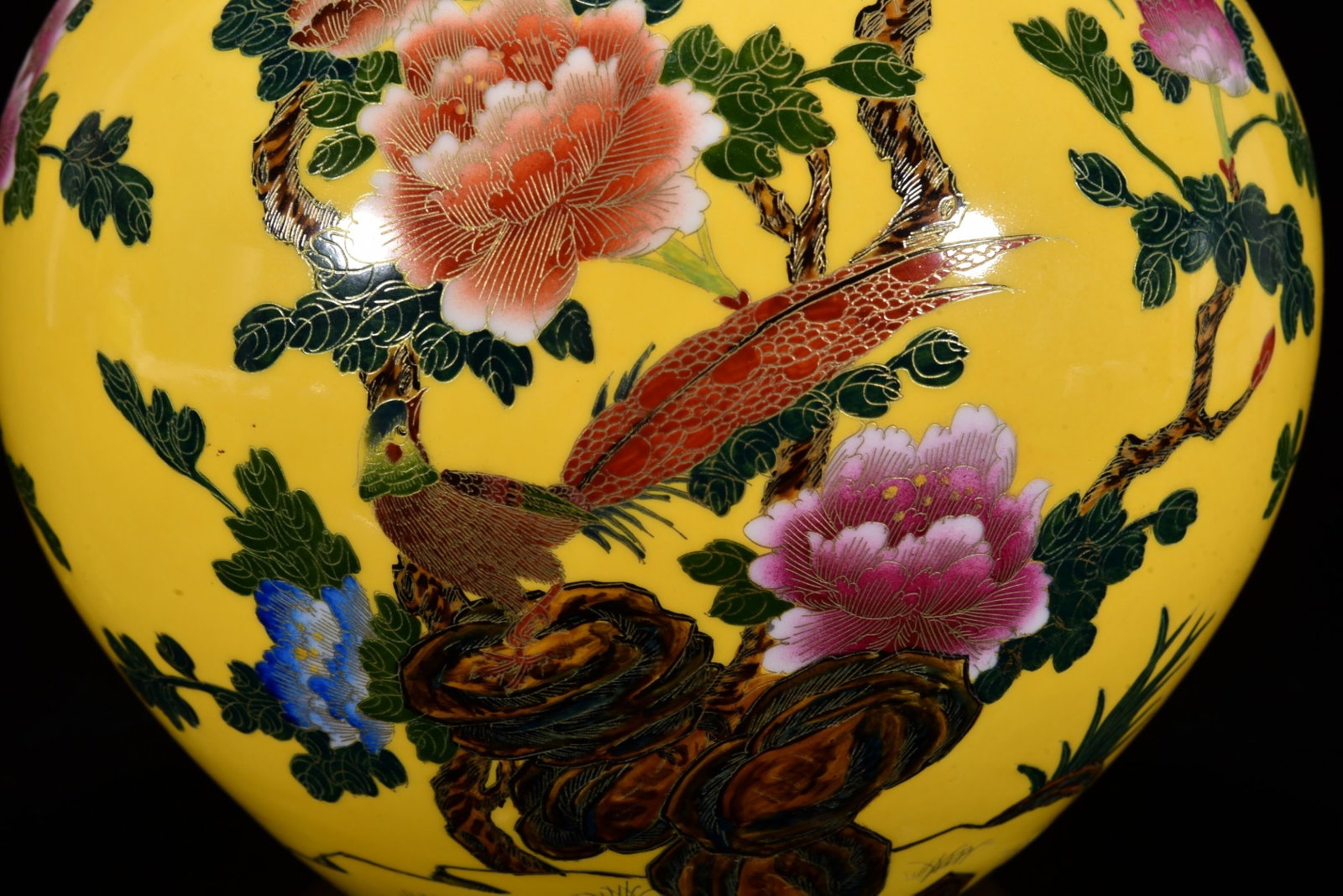 A Rare Enamel Flower and Phoenix Pattern Vase - 7