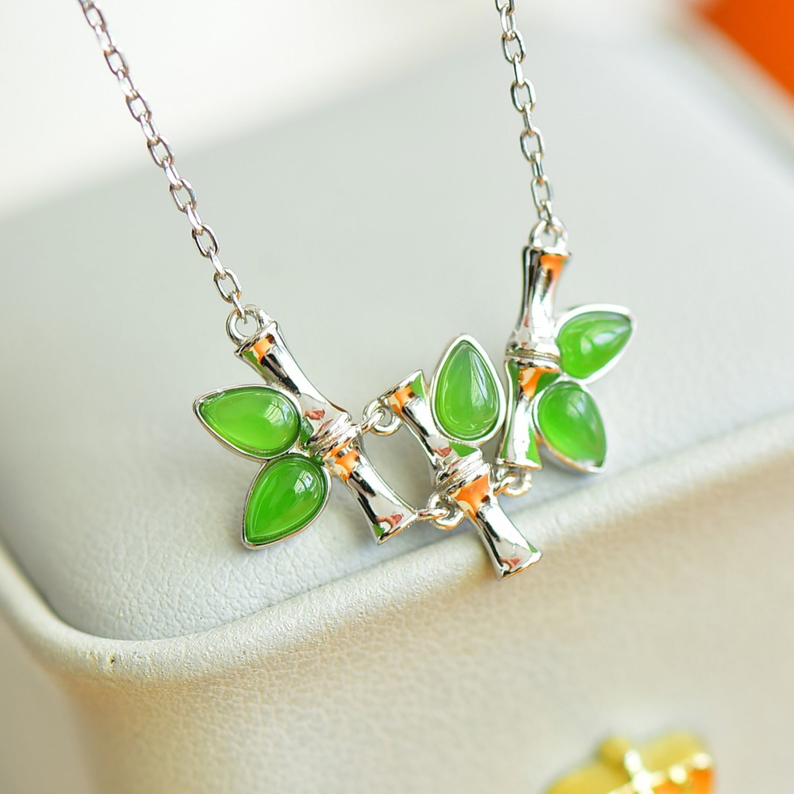 An Exquisite Sterling Silver Inlaid Jasper Pendant: An Exquisite Sterling Silver Inlaid Jasper Pendant,Size:3mmx5mm 纯银镶碧玉吊坠