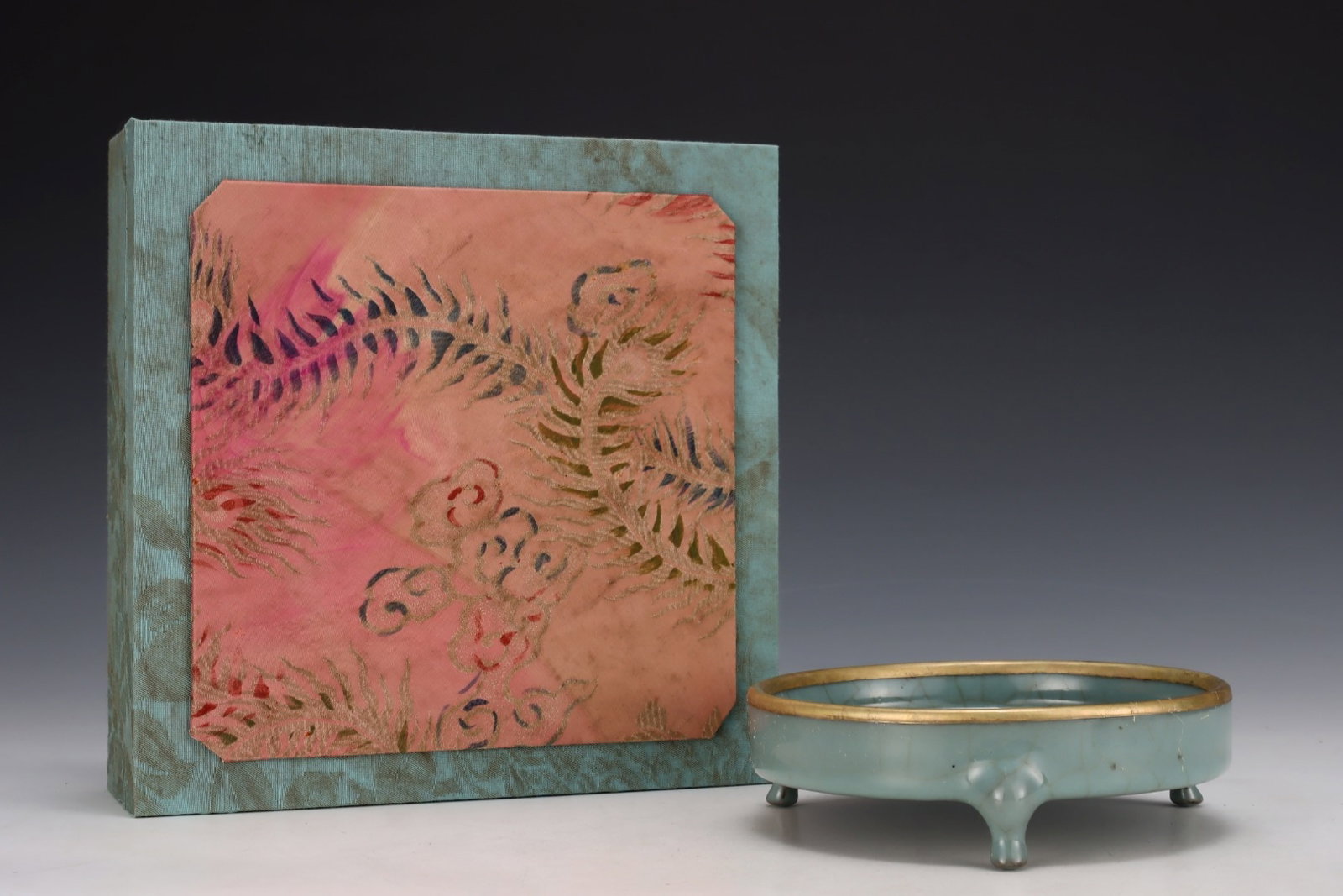 An Exquisite Guan yao Celadon Glazed Cover with Gold Tripod Brush Washer,with an Imperial Poem by: An Exquisite Guan yao Celadon Glazed Cover with Gold Tripod Brush Washer,with an Imperial Poem by Emperor Qianlong,Song Dynasty,China,Size:2inx6.7in 官窑青釉金口