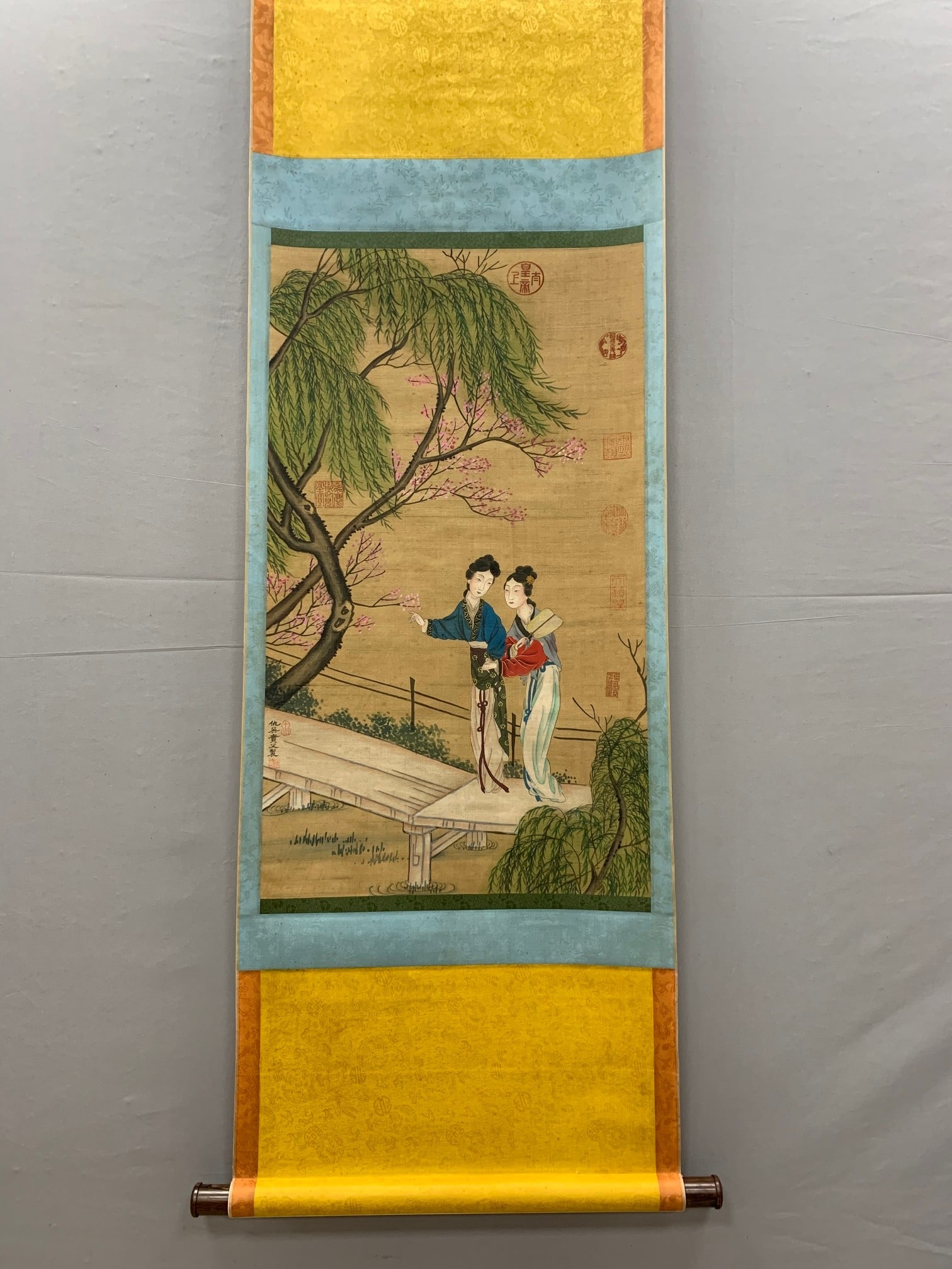 A Chinese Vertical Scroll Ink Painting of Woman on Silk,Chou Ying: A Chinese Vertical Scroll Ink Painting of Woman on Silk,Chou Ying,Size:(Without frame)32.3inx18.9in 一幅中国水墨绢本仕女图立$