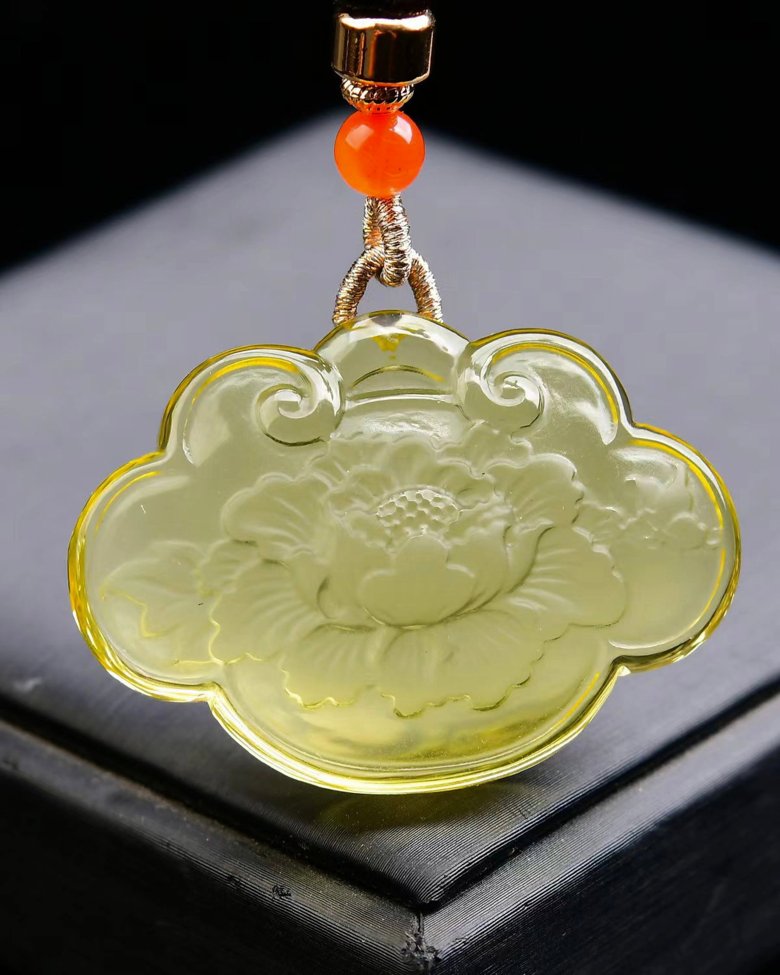 An Exquisite Crystal Peony Pattern Pendant: An Exquisite Crystal Peony Pattern Pendant,Size:46mmx33mmx14mm,Weight:31.4g 水晶牡丹纹吊坠