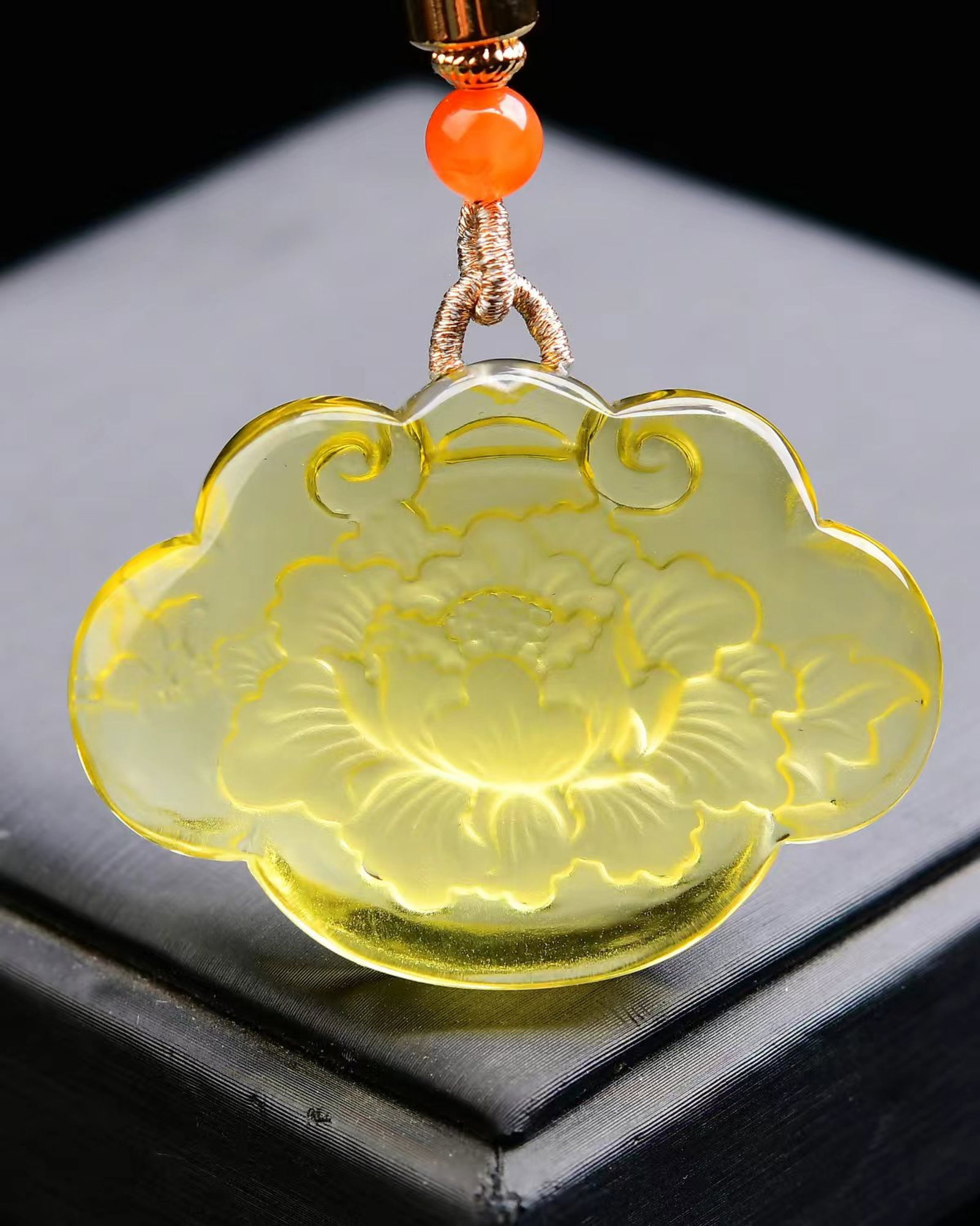 An Exquisite Crystal Peony Pattern Pendant - 2