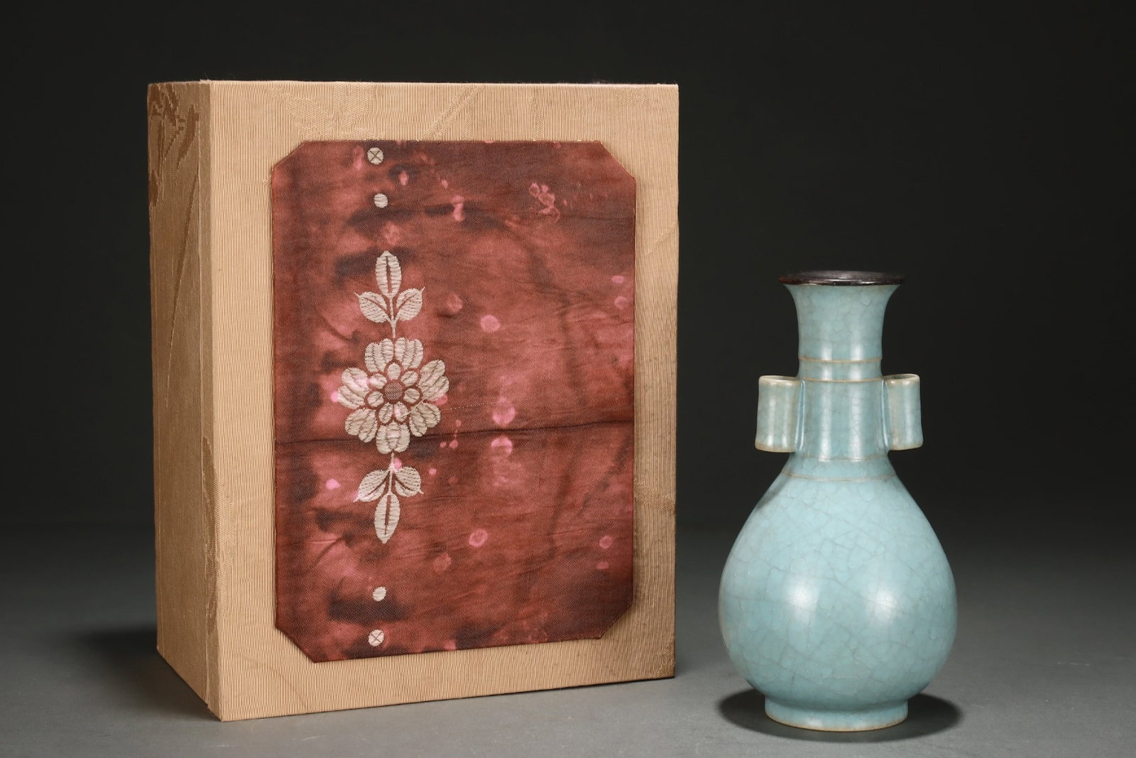 An Exquisite Ru yao Cover with Silver Double-Ears Vase: An Exquisite Ru yao Cover with Silver Double-Ears Vase,Song Dynasty,China,Royal Court 款,Size:6.4inx3.5in 汝窑银口双耳瓶,中国宋代