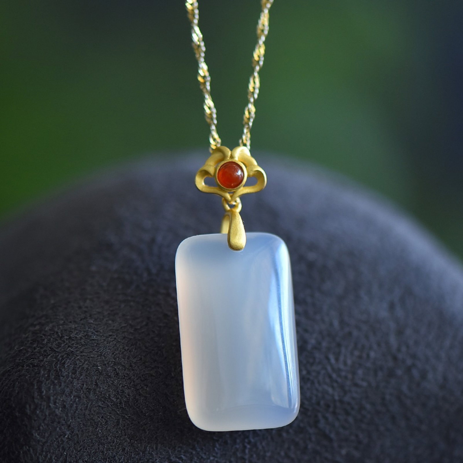 An Exquisite Sterling Silver-Gold Plated Inlaid White Agate Necklace: An Exquisite Sterling Silver-Gold Plated Inlaid White Agate Necklace,Size:15mmx25mm 纯银镀金镶白玛瑙项链