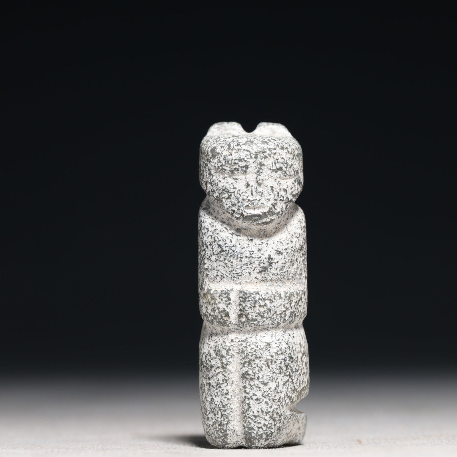 An Archaic Hongshan Culture Cyan jade Pendant: An Archaic Hongshan Culture Cyan jade Pendant,Ancient Time, China,Size:0.8inx2.2in Weight:46g 红山文化青玉挂件,新石器时期