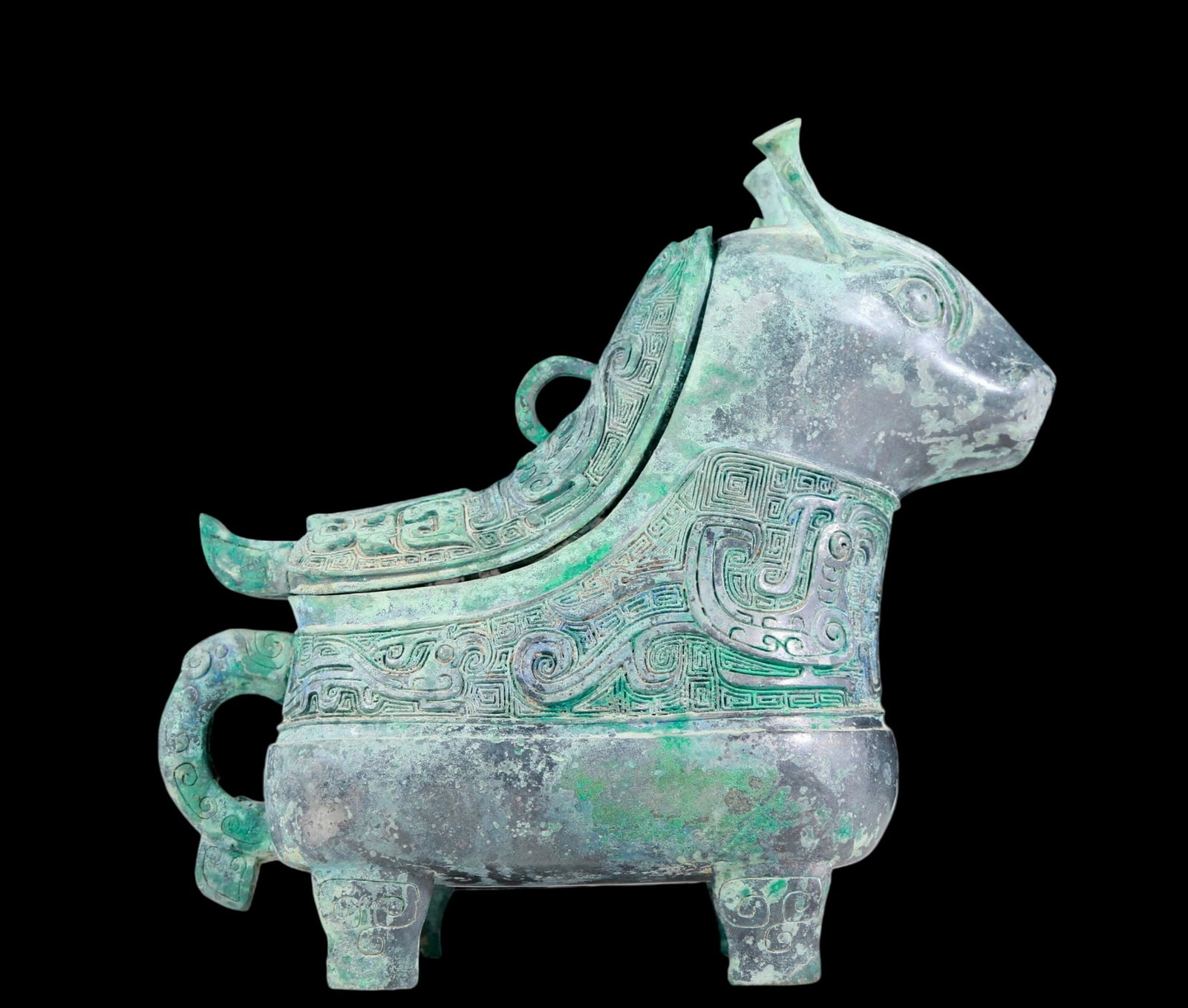 A precious bronze ewer with auspicious animal patterns: A precious bronze ewer with auspicious animal patterns and inscriptions. In ancient times, the surface was carefully carved, vividly demonstrating the superb skills of the craftsmen. It has its own