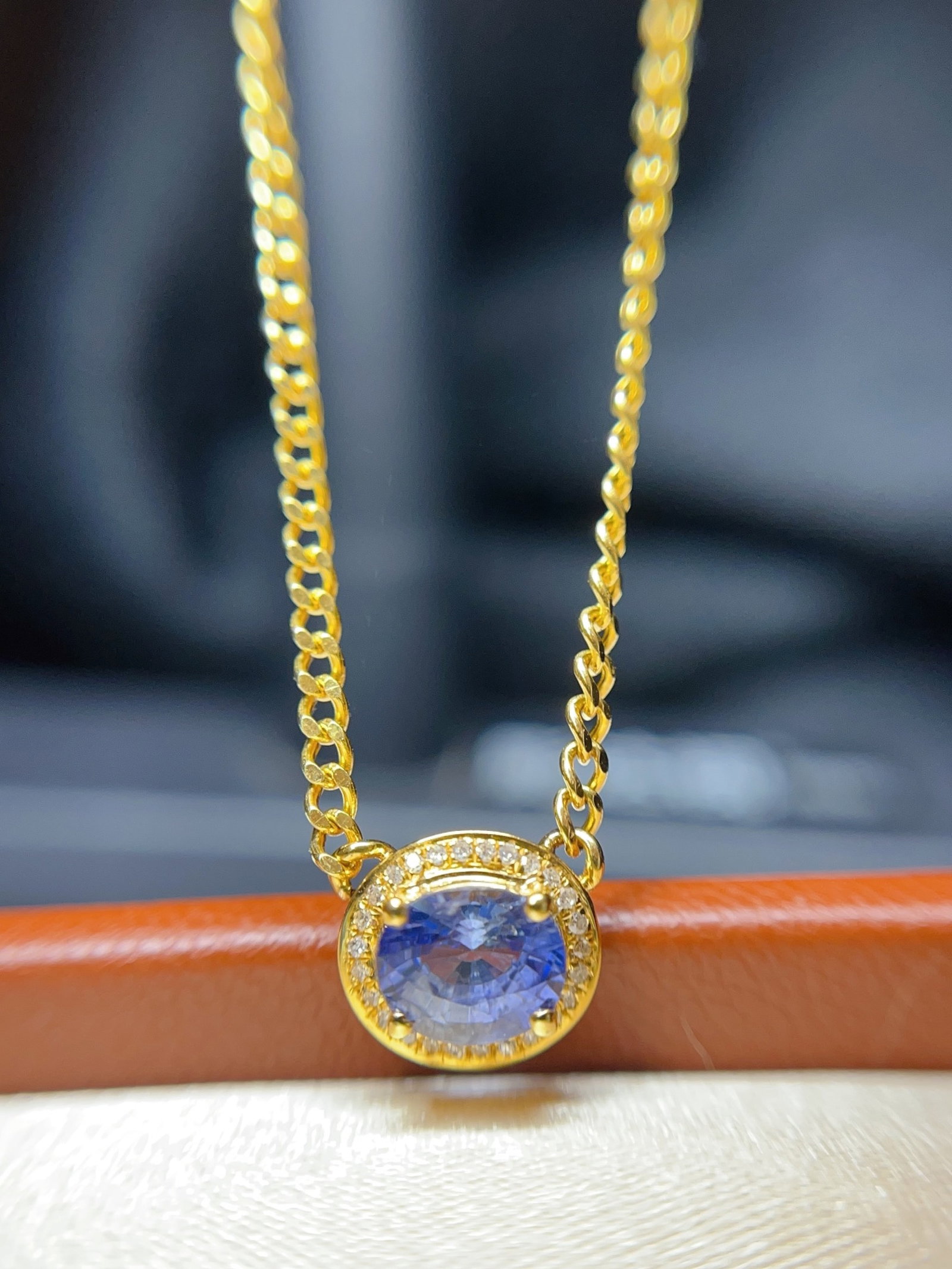 A Exquisite 18k Gold Inlaid 1.00ct Natural Sapphire Pendant,Inlaid Diamond: A Exquisite 18k Gold Inlaid 1.00ct Natural Sapphire Pendant,Inlaid Diamond,Total Weight:2.64g 18k金镶 1.00ct 天然蓝宝石吊坠,嵌钻௾