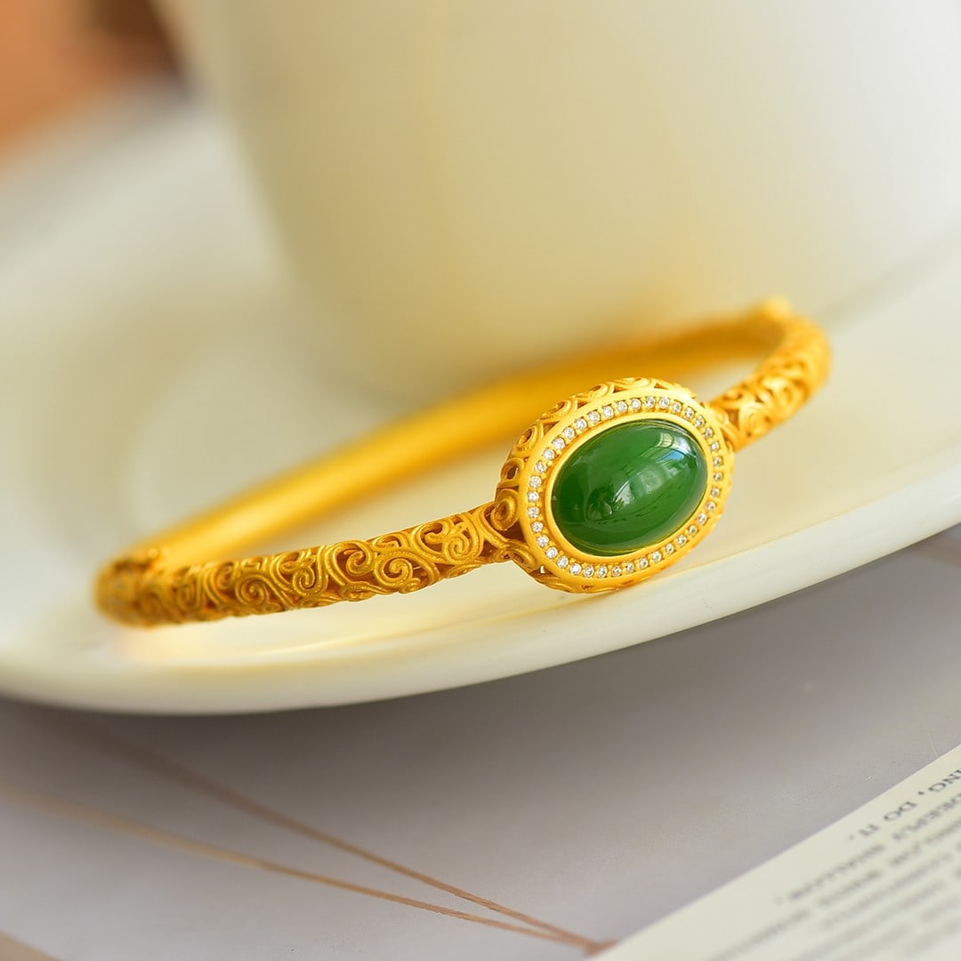 An Exquisite Sterling Silver-Gold Plated Inlaid Jasper Bracelet,Inlaid Diamond: An Exquisite Sterling Silver-Gold Plated Inlaid Jasper Bracelet,Inlaid Diamond,Size:10mmx14mm 纯银镀金镶碧玉手镯,嵌钻石