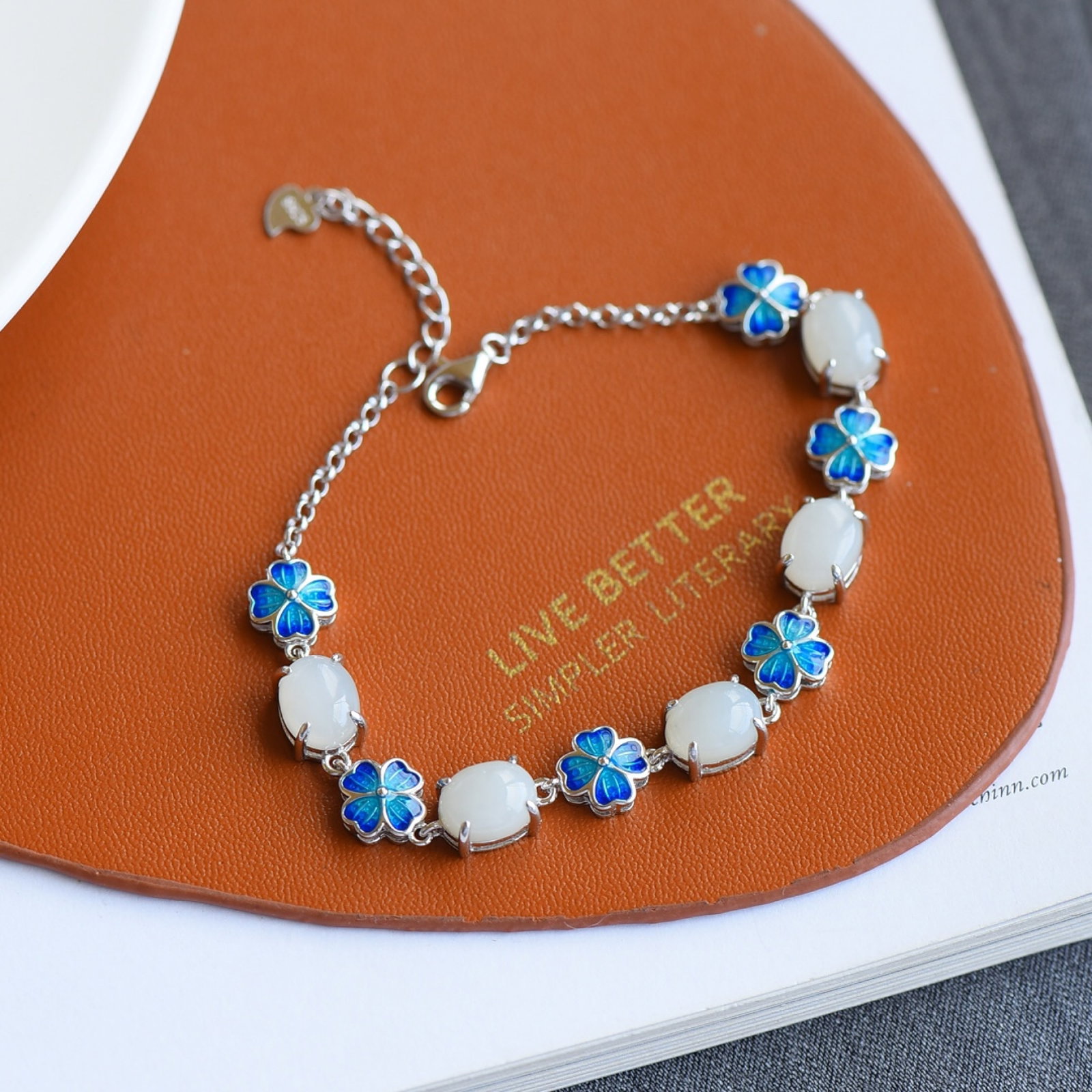 An Exquisite Sterling Silver Inlaid White Jade Enamel Bracelets: An Exquisite Sterling Silver Inlaid White Jade Enamel Bracelets,Size:7mmx9mm 纯银镶白玉珐琅手链