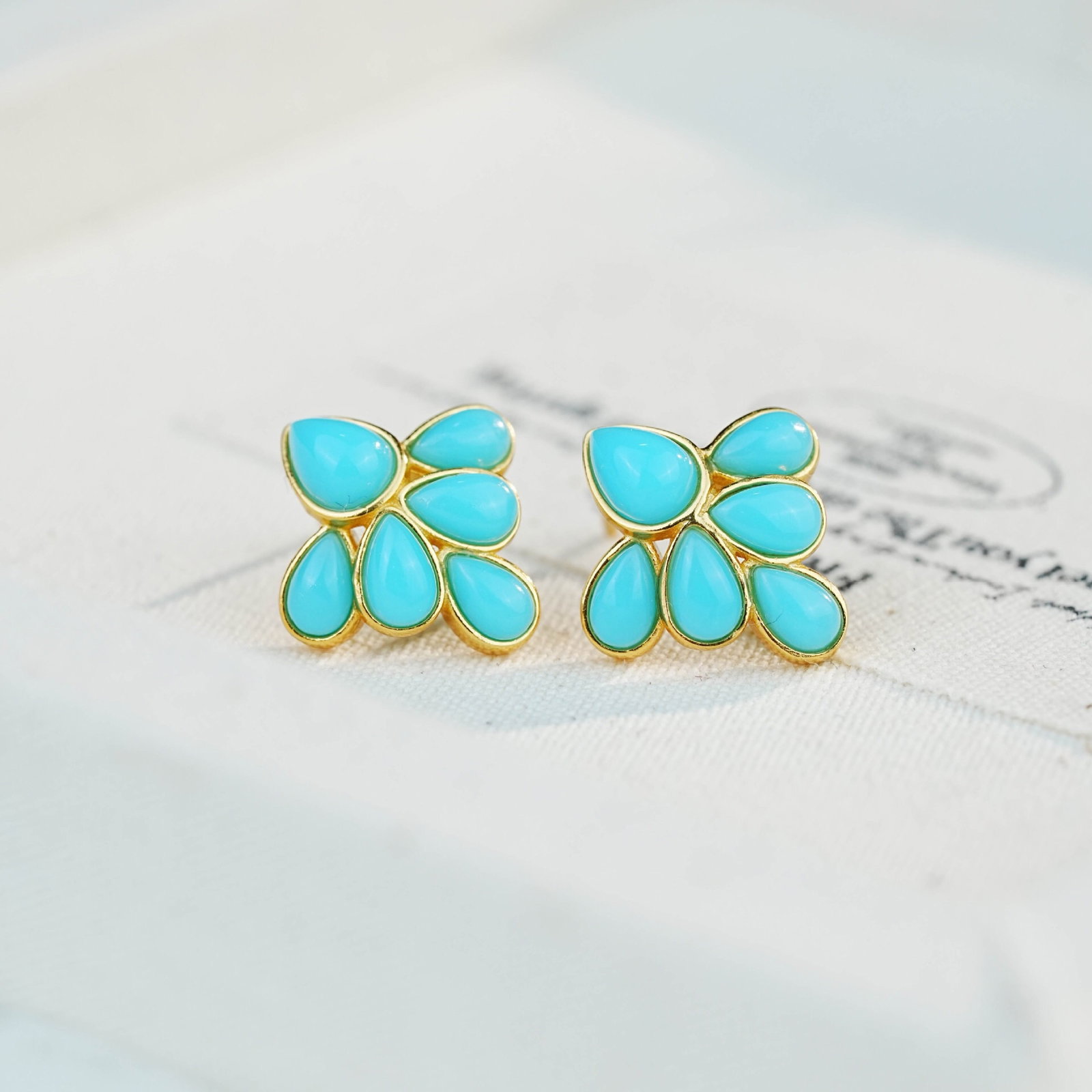 A Pair of Exquisite Sterling Silver-Gold Plated Inlaid Turquoise Earrings: A Pair of Exquisite Sterling Silver-Gold Plated Inlaid Turquoise Earrings 一对纯银镀金镶绿松石耳钉