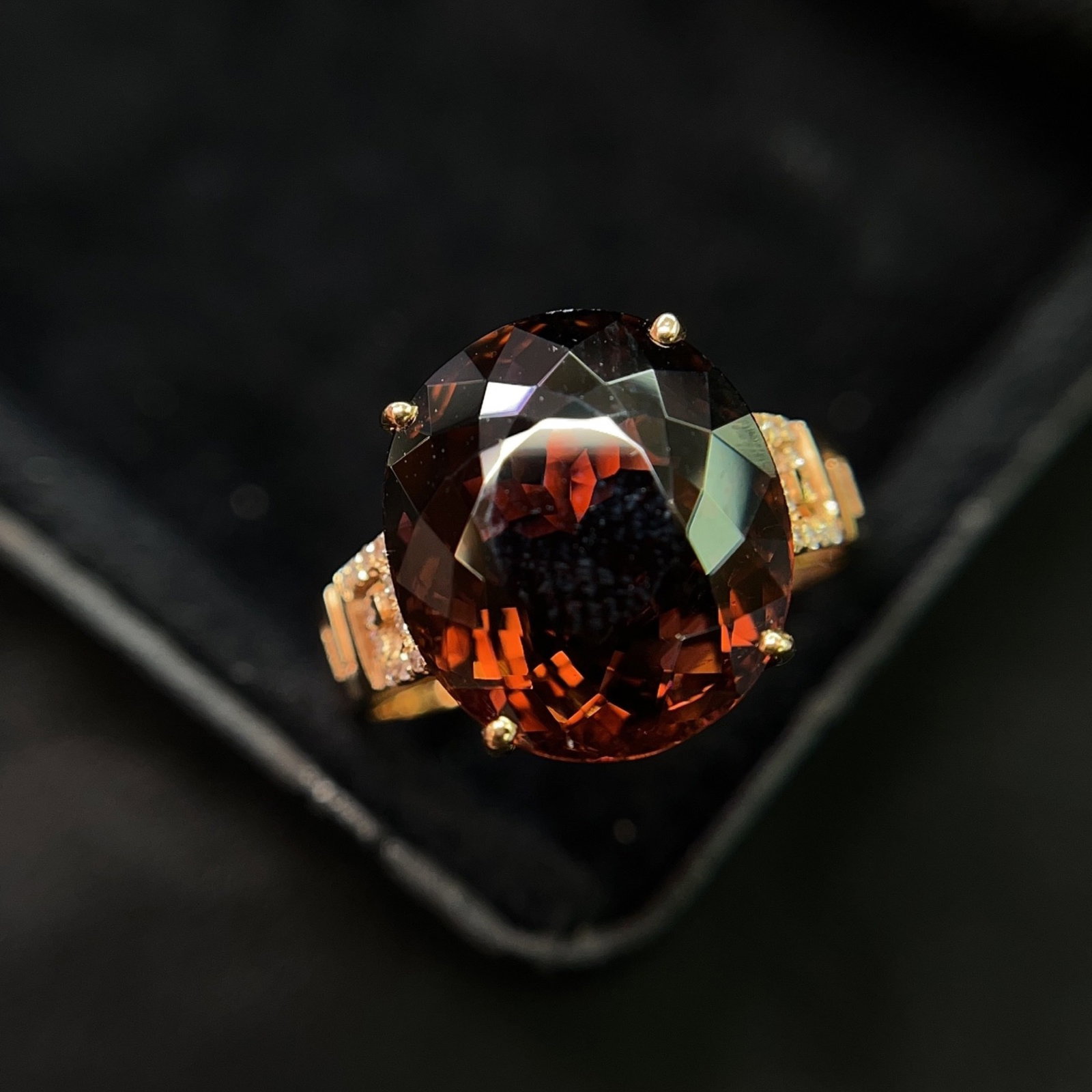 A Exquisite 18k Gold Inlaid 8.70ct Natural Tourmaline Ring,Inlaid Diamond: A Exquisite 18k Gold Inlaid 8.70ct Natural Tourmaline Ring,Inlaid Diamond,Total Weight:4.02g 18k金镶 8.70ct 天然碧玺戒指,嵌钻石