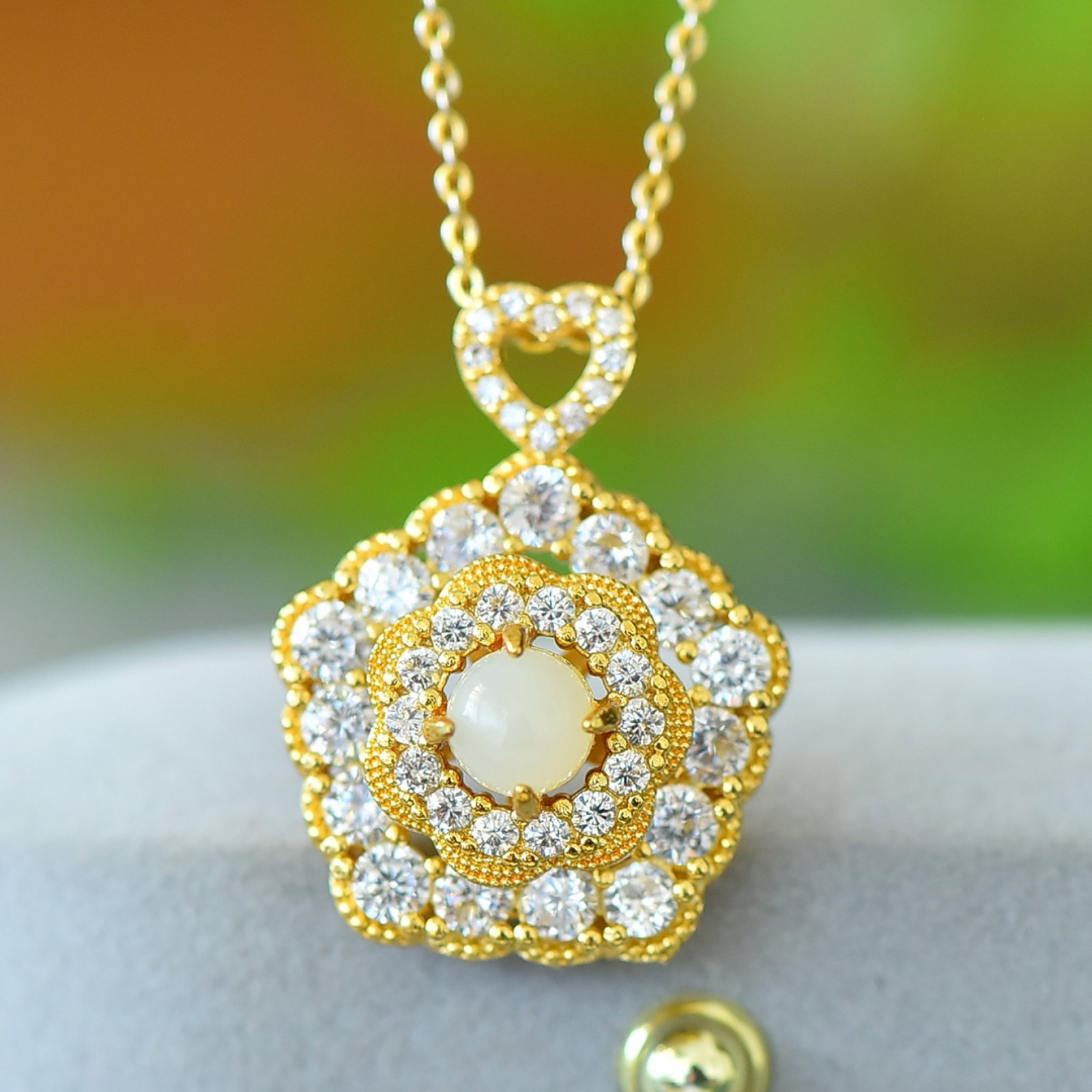 An Exquisite Bronze-Gold Plated Inlaid White Jade Necklace,Inlaid Diamond: An Exquisite Bronze-Gold Plated Inlaid White Jade Necklace,Inlaid Diamond,Size:6mmx6mm 铜镀金镶白玉项链,嵌钻石