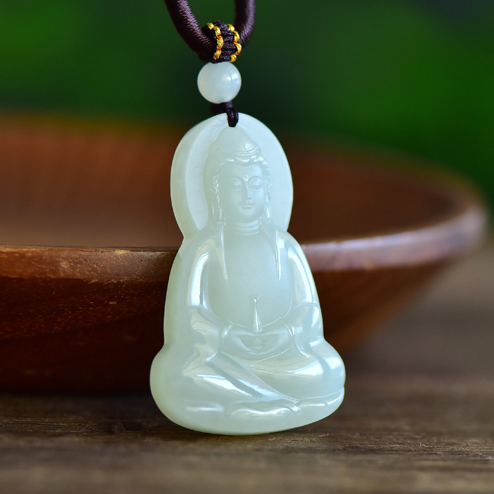 An Exquisite White Jade Avalokitesvara Pendant: An Exquisite White Jade Avalokitesvara Pendant,Size:45mmx28mm 寓意:吉祥 平平安安 一生幸福 白玉观音ࠔ
