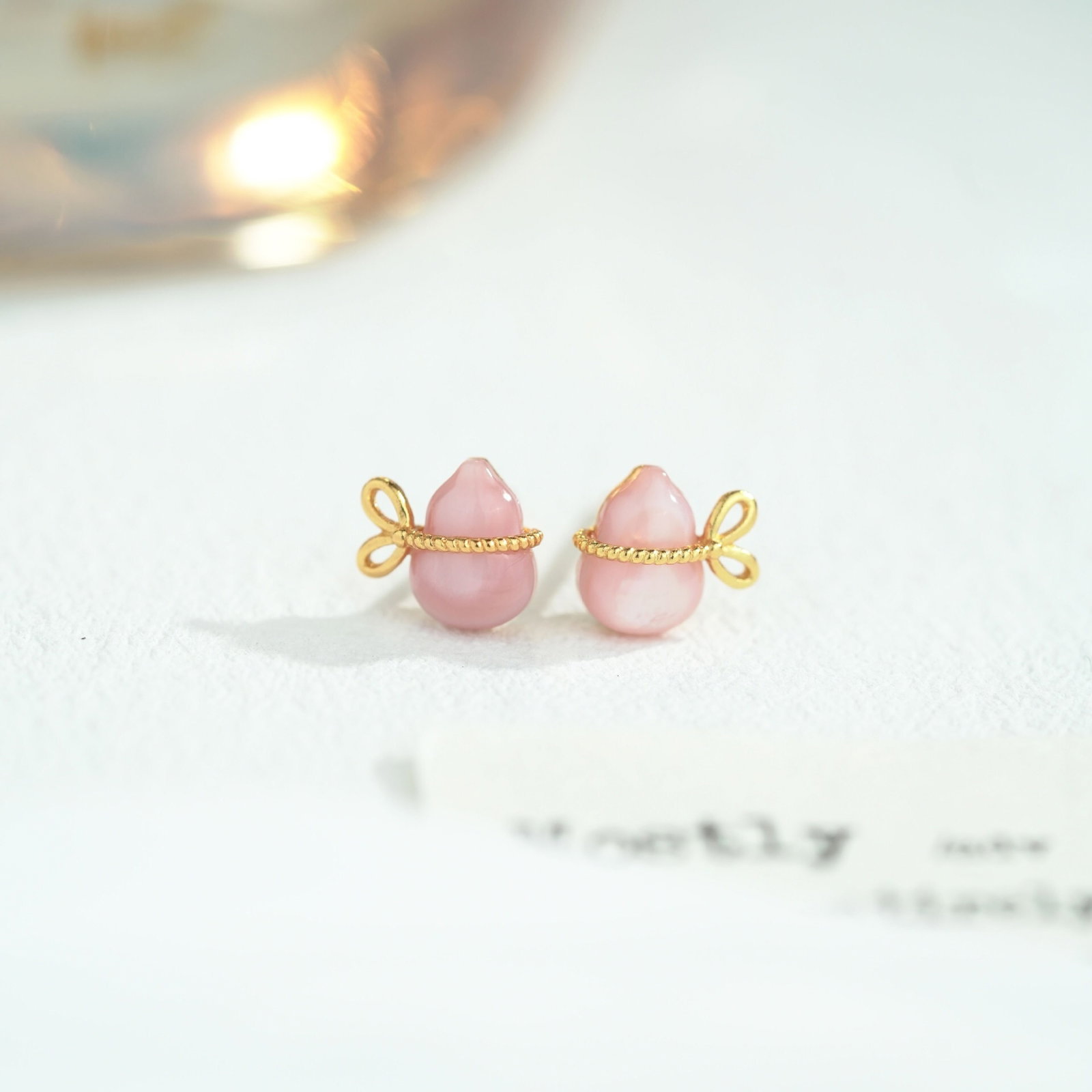 A Pair of Exquisite Sterling Silver-Gold Plated Inlaid Shell Gourd Earrings: A Pair of Exquisite Sterling Silver-Gold Plated Inlaid Shell Gourd Earrings,Size:37.3mmx7.8mmx0.84mm,Weight:0.85g 一对纯银镀金镶贝壳葫ഐ