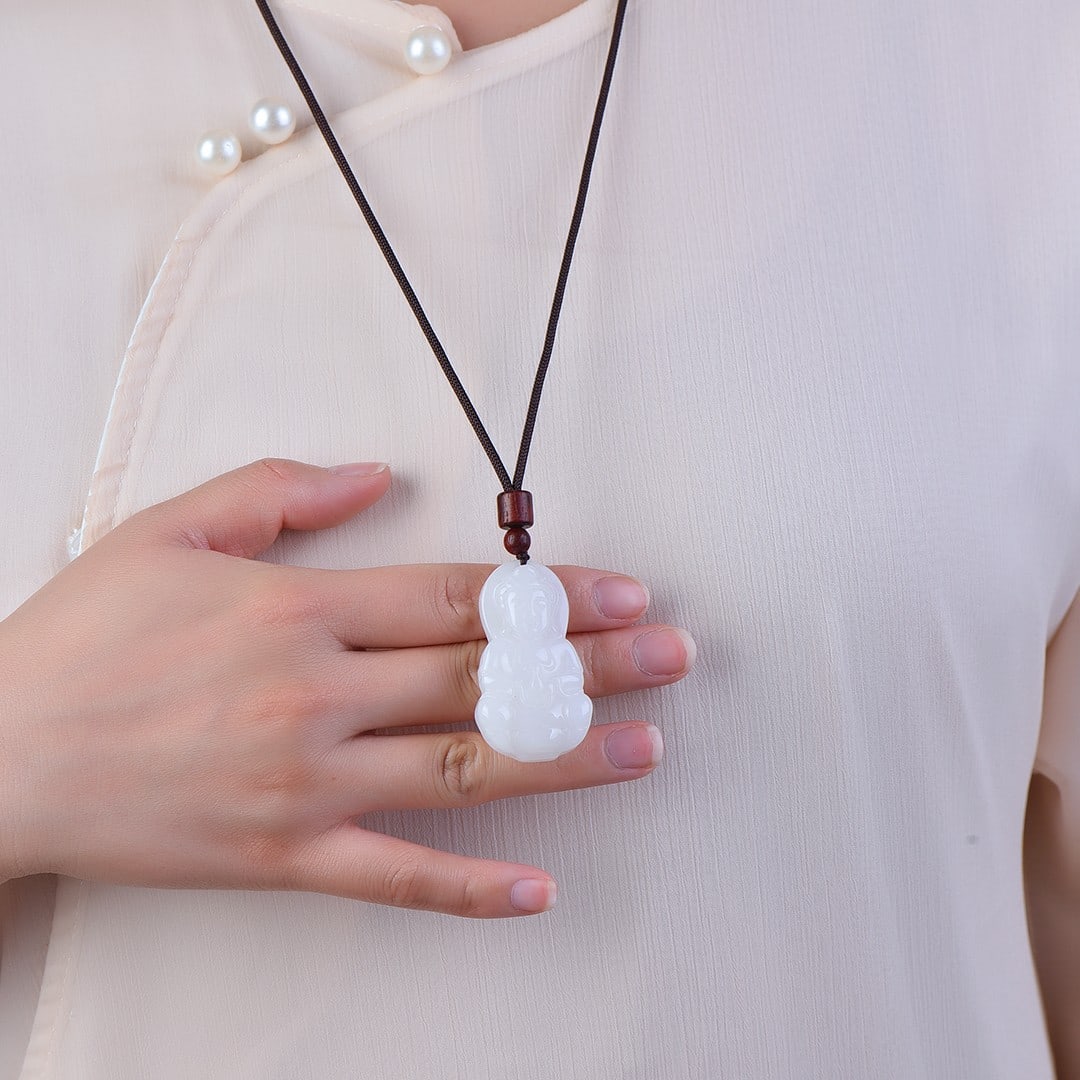 An Exquisite White Jade Statue of Avalokitesvara Pendant: An Exquisite White Jade Statue of Avalokitesvara Pendant,Size:27mmx47mm 白玉观音挂件