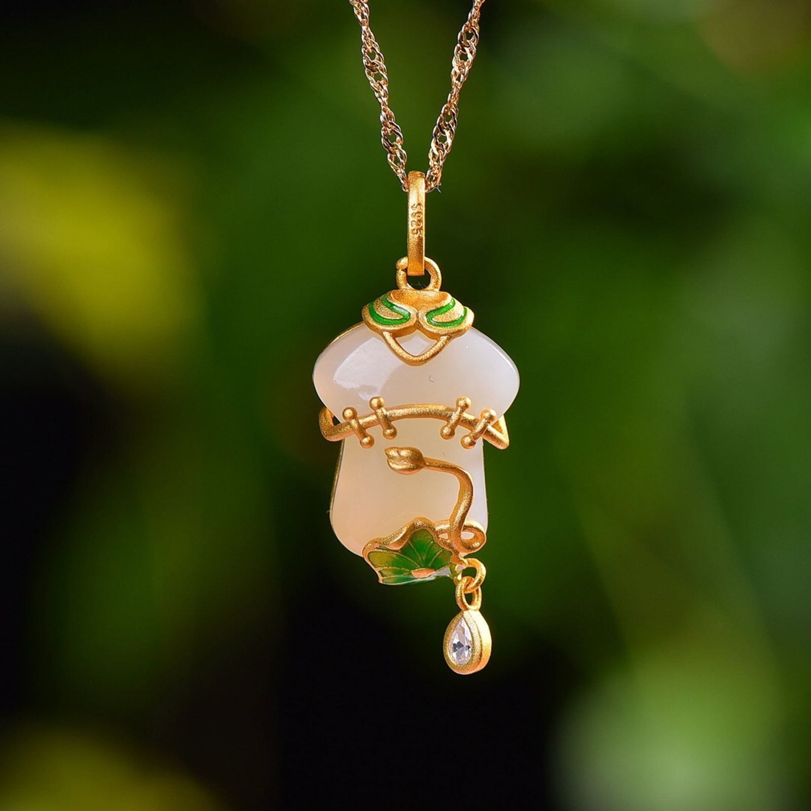 An Exquisite Sterling Silver-Gold Plated Inlaid White Jade Enamel Pendant: An Exquisite Sterling Silver-Gold Plated Inlaid White Jade Enamel Pendant,Size:13mmx26mm 纯银镀金镶白玉珐琅吊坠