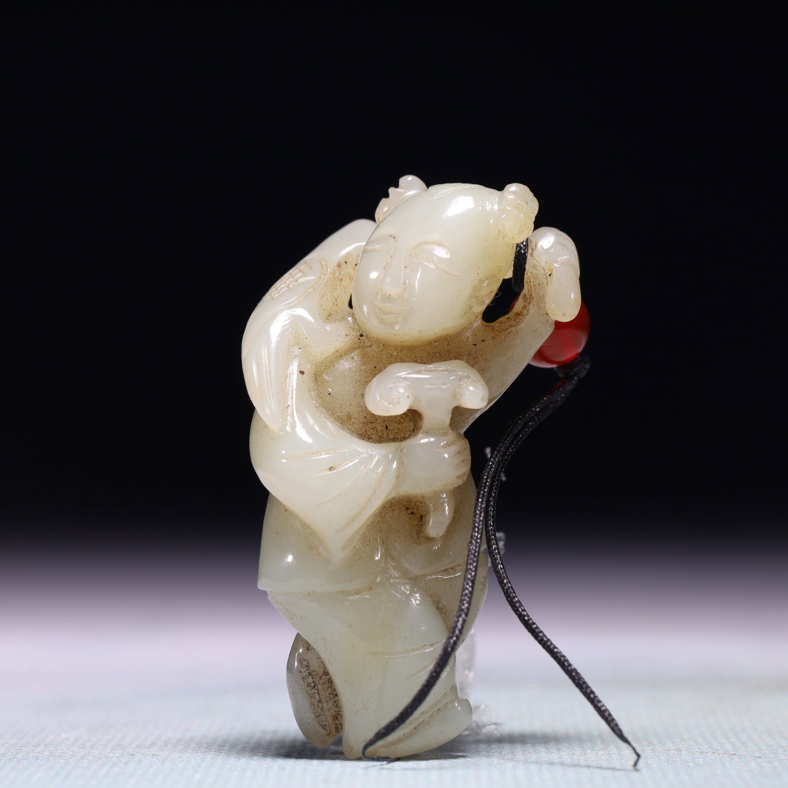 An Exquisite White Jade Figure Ornament: An Exquisite White Jade Figure Ornament,Qing Dynasty,China,Size:1inx2in,Weight:37.4g 白玉人物摆件,中国清代