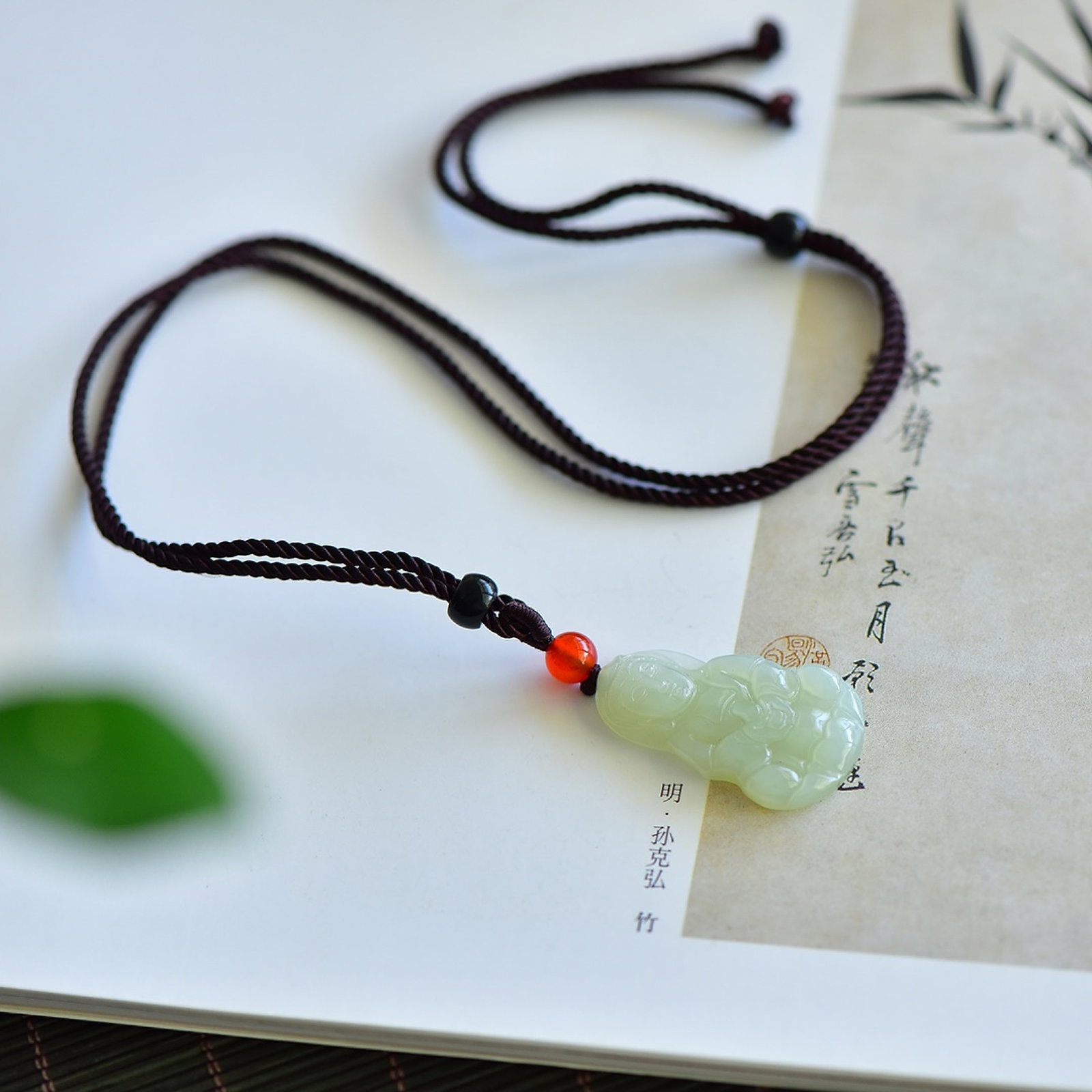 An Exquisite Greenish Jade Avalokitesvara Pendant: An Exquisite Greenish Jade Avalokitesvara Pendant,Size: 35mmx21mm 寓意:吉祥 平平安安 一生幸福 青白玉观&#