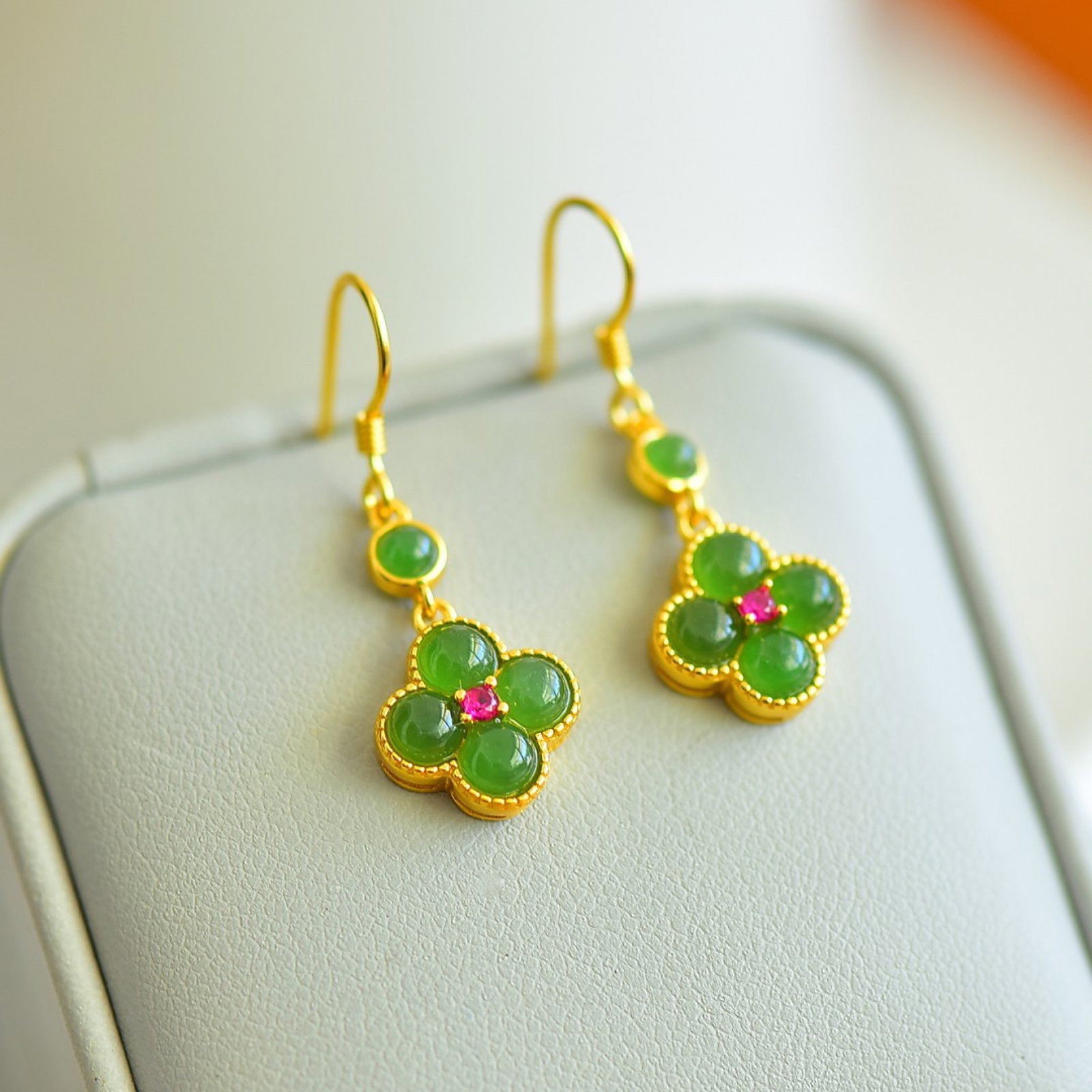 A Pair of Exquisite Sterling Silver-Gold Plated Inlaid Jasper Earrings: A Pair of Exquisite Sterling Silver-Gold Plated Inlaid Jasper Earrings,Size:4mmx4mm 一对纯银镀金镶碧玉耳环
