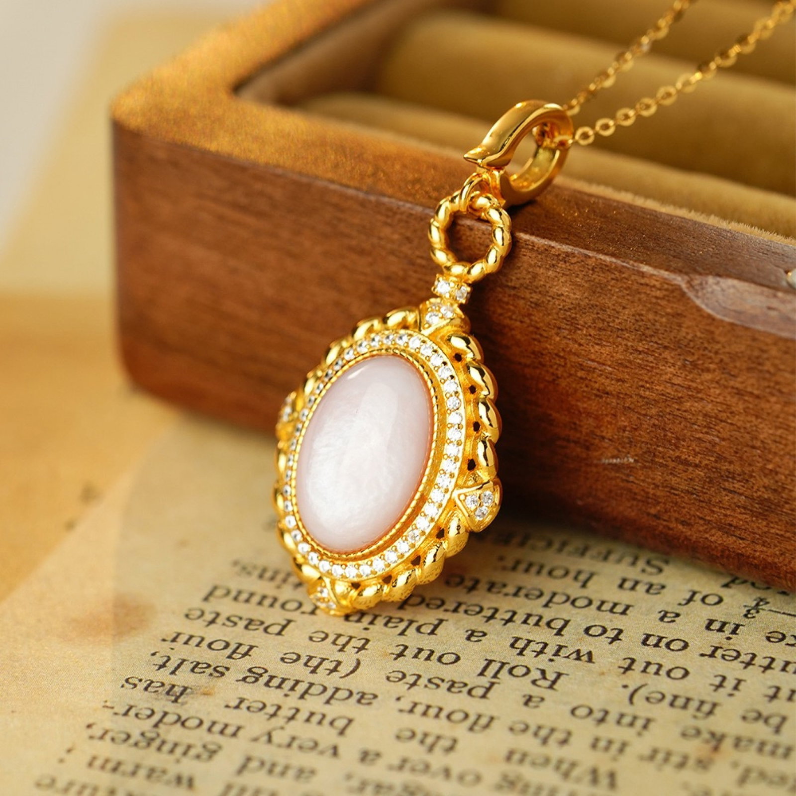 An Exquisite Sterling Silver-Gold Plated Inlaid Shell Pendant,Inlaid Diamond: An Exquisite Sterling Silver-Gold Plated Inlaid Shell Pendant,Inlaid Diamond,Size:41mmx20mmx3.7mm,Weight:4.5g 纯银镀金镶贝壳吊坠,嵌钻&