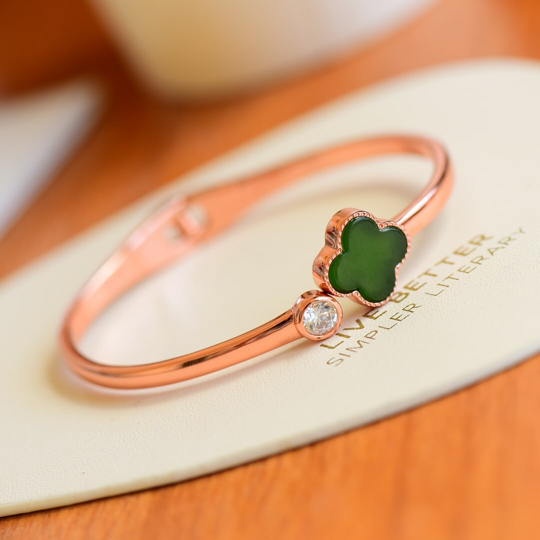 An Exquisite Sterling Silver Inlaid Jasper Bracelet,Inlaid Diamond: An Exquisite Sterling Silver Inlaid Jasper Bracelet,Inlaid Diamond,Size:12mmx12mm 纯银镶碧玉手镯,嵌钻石