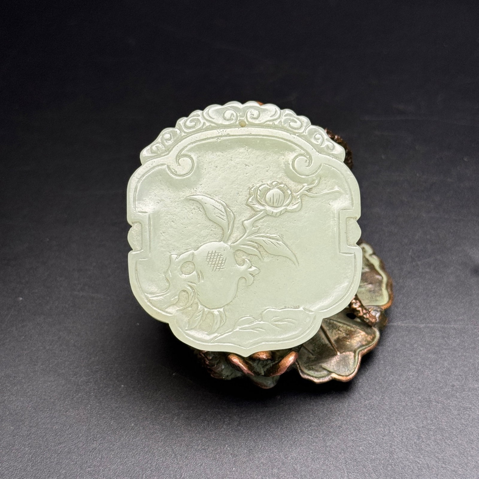 An Exquisite White Jade Pomegranate Pattern Pendant: An Exquisite White Jade Pomegranate Pattern Pendant,Qing Dynasty,China,Size:45mmx50mmx5.5mm,Weight:28g 白玉石榴纹挂件,中国清代