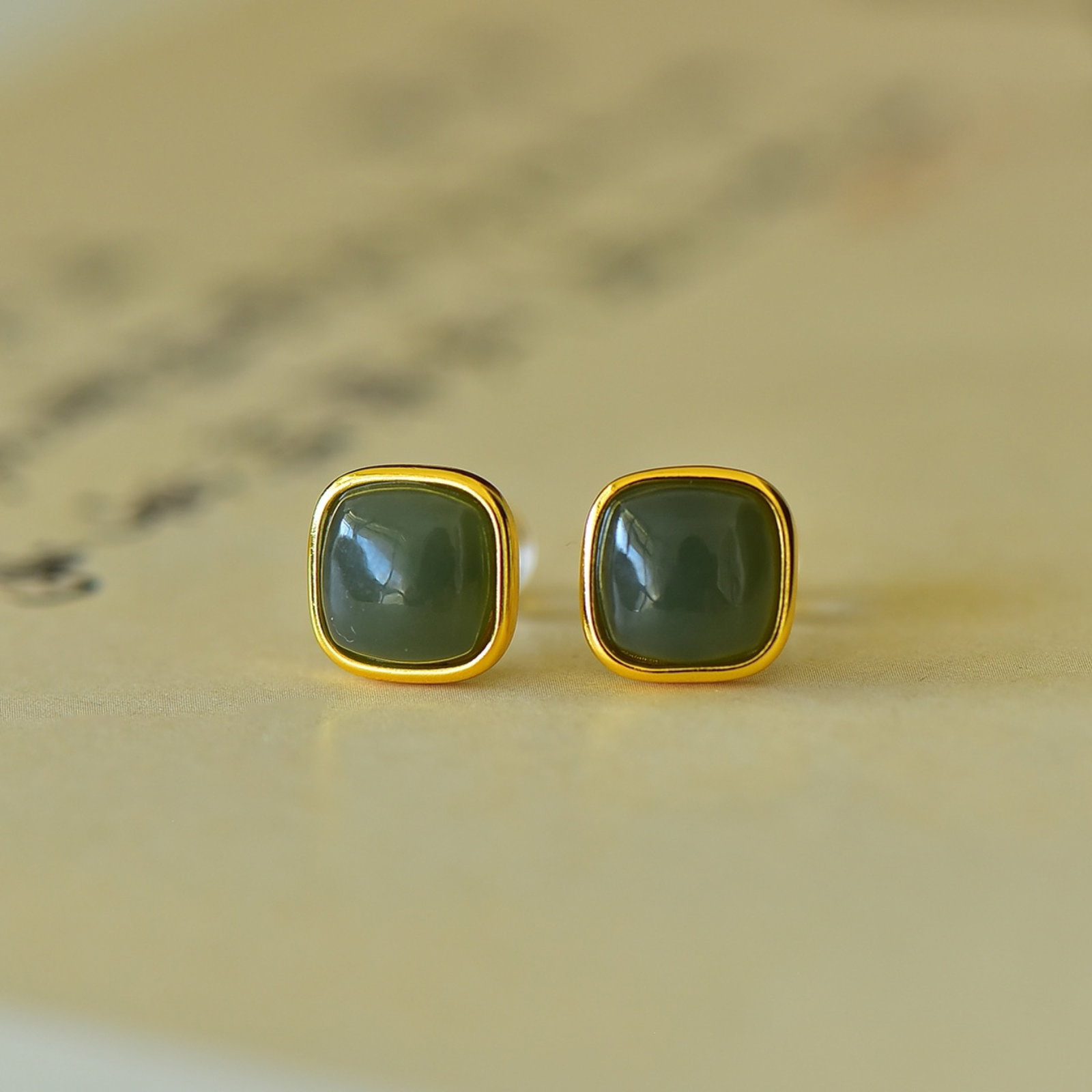 A Pair of Exquisite Sterling Silver-Gold Plated Inlaid Sapphire Earrings: A Pair of Exquisite Sterling Silver-Gold Plated Inlaid Sapphire Earrings,Size:8mmx8mm 一对纯银镀金镶青玉耳钉