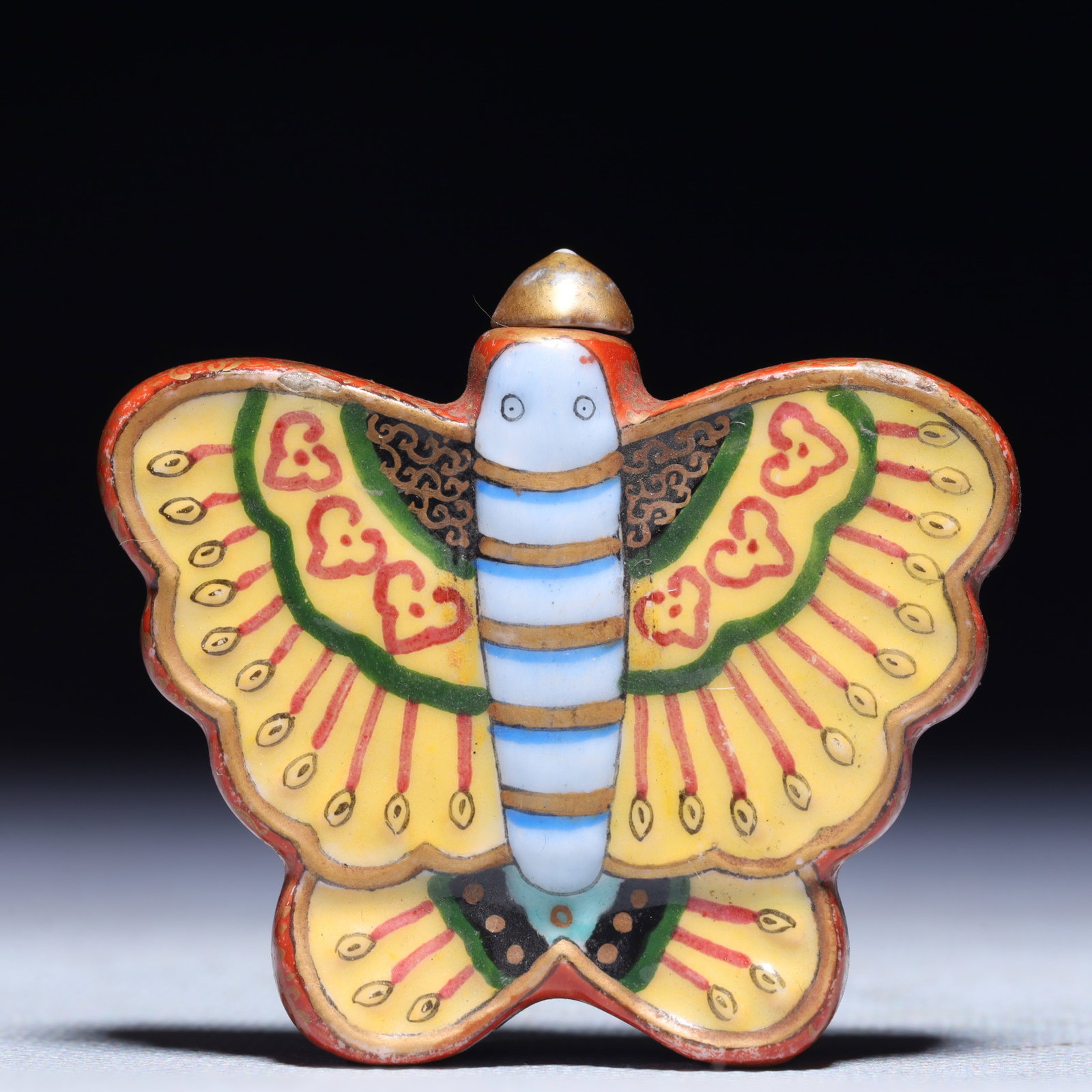 An Exquisite Famille-Rose Butterfly Snuff Bottle: An Exquisite Famille-Rose Butterfly Snuff Bottle,Qing Dynasty,China,Qianlong Four-character Mark,Size:2.4inx0.4inx2in,Weight:37.4g