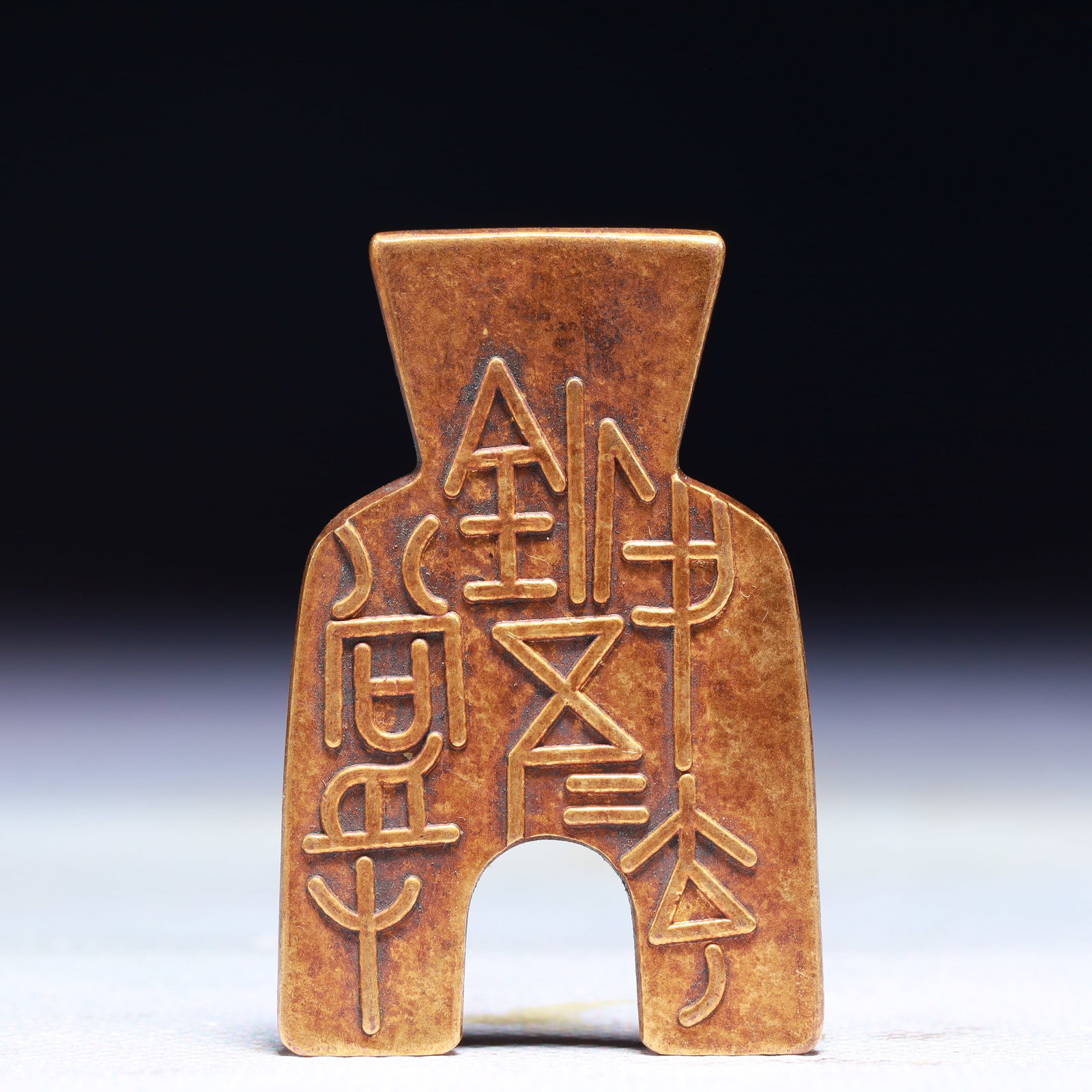 An Exquisite Gilt Bronze Cash Coin: An Exquisite Gilt Bronze Cash Coin,the Warring States period in China,Size:1.2inx2in,Weight:26.8g 铜鎏金钱币,中国战国时期