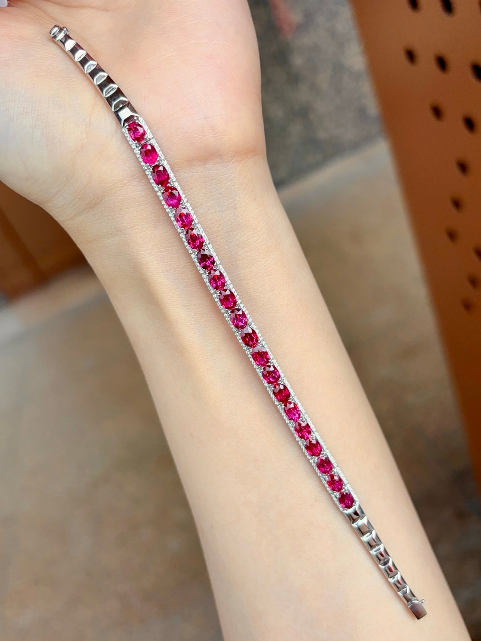 A Exquisite 18k Gold Inlaid 11.22ct Natural Ruby and 0.505ct Diamond Bracelets: A Exquisite 18k Gold Inlaid 11.22ct Natural Ruby and 0.505ct Diamond Bracelets,Total Weight:10.70g 18k金镶 11.22ct 天然红宝石和 0.505ct 钻石