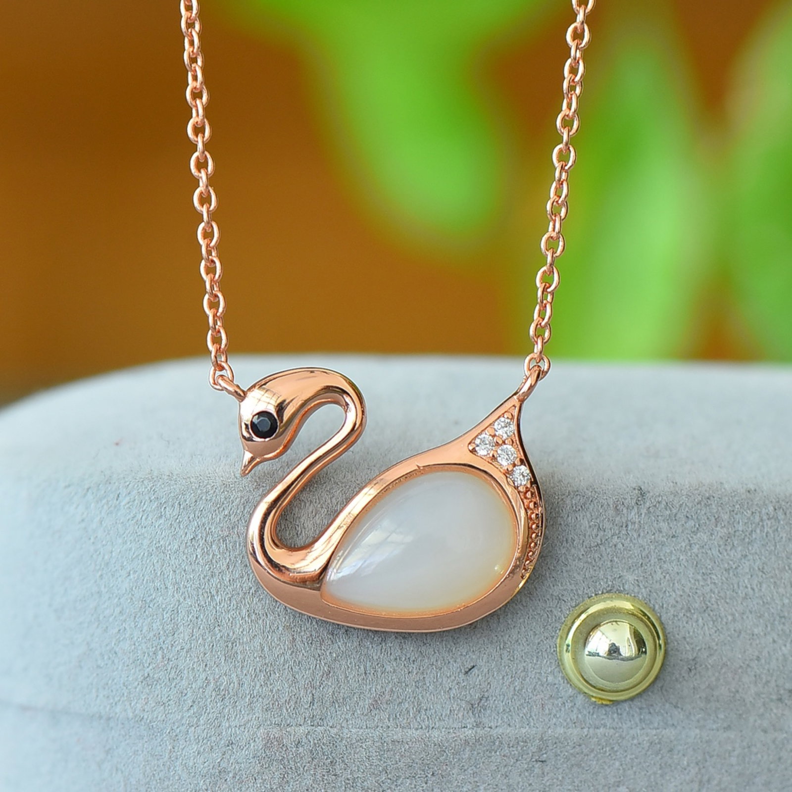 An Exquisite Bronze Inlaid White Jade Goose Necklace,Inlaid Diamond: An Exquisite Bronze Inlaid White Jade Goose Necklace,Inlaid Diamond,Size:8mmx12mm 铜镶白玉鹅项链,嵌钻石