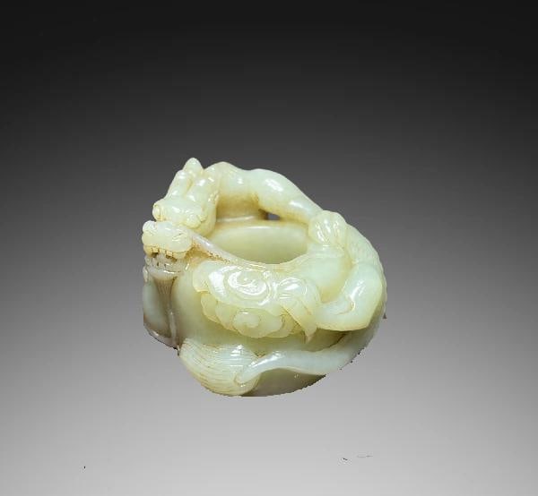 A Exquisite Hotan Jade Dragon Pattern Thumb Ring: A Exquisite Hotan Jade Dragon Pattern Thumb Ring,Qing Dynasty, China,Size:2.5inx1.9inx2in,Weight:150g 和田玉龙板指,中国清代