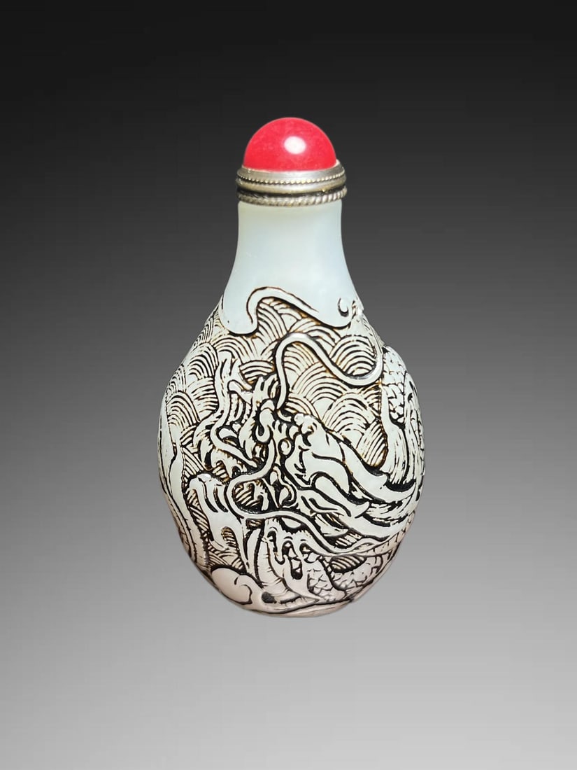 A Exquisite Hotan Jade Dragon Pattern Snuff Bottle: A Exquisite Hotan Jade Dragon Pattern Snuff Bottle,Qing Dynasty, China,Size:3inx0.8inx1.6in,Weight:69g 和田玉龙纹鼻烟壶,中国清代