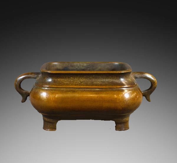 A Exquisite Bronze Made Double-Ears Tripod Censer: A Exquisite Bronze Made Double-Ears Tripod Censer,Ming Dynasty, China,With Mark,Size:3.1inx7.9in ,Weight:1250g 铜造双耳三足炉,中国明代