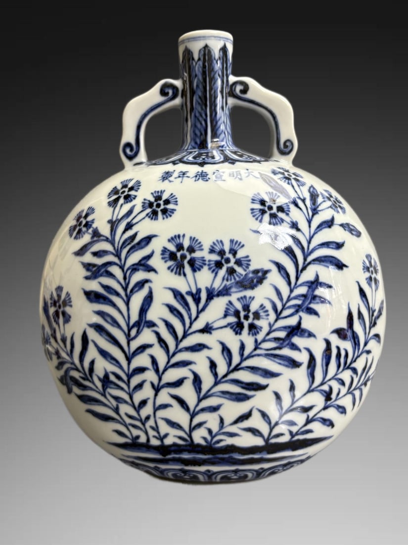 A Exquisite Blue and White Flower Pattern Vase: A Exquisite Blue and White Flower Pattern Vase,Ming Dynasty, China,Xuande Six-character Mark,Size:10.1in×8.5in 青花菊花纹抱月瓶,中国