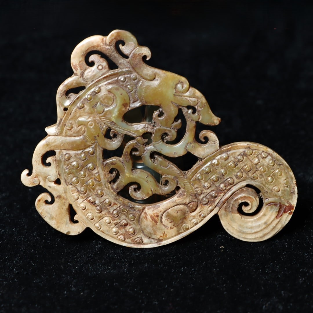 A Exquisite Hotan Jade Dragon Jade pendant: An Exquisite Hotan Jade Dragon Jade pendant,Han Dynasty, China,Size:3.7inx2.9inx0.2in,Weight:52.8g 和田玉龙佩,中国汉代
