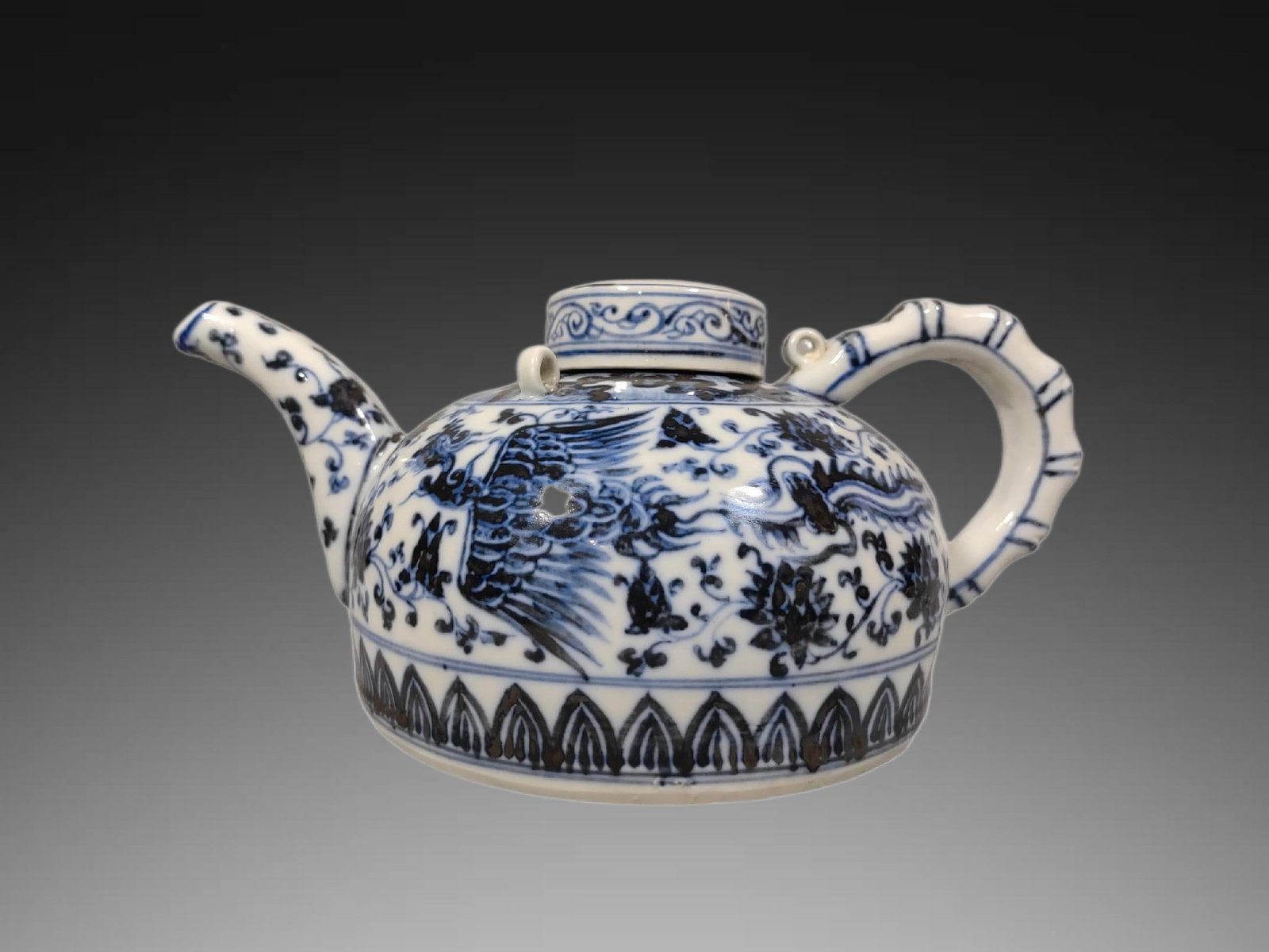 A Exquisite Blue and White Phoenix Pattern Ewer: A Exquisite Blue and White Phoenix Pattern Ewer,Ming Dynasty, China,Size:12.4inx7.9inx5.9in 青花凤纹壶,中国明代