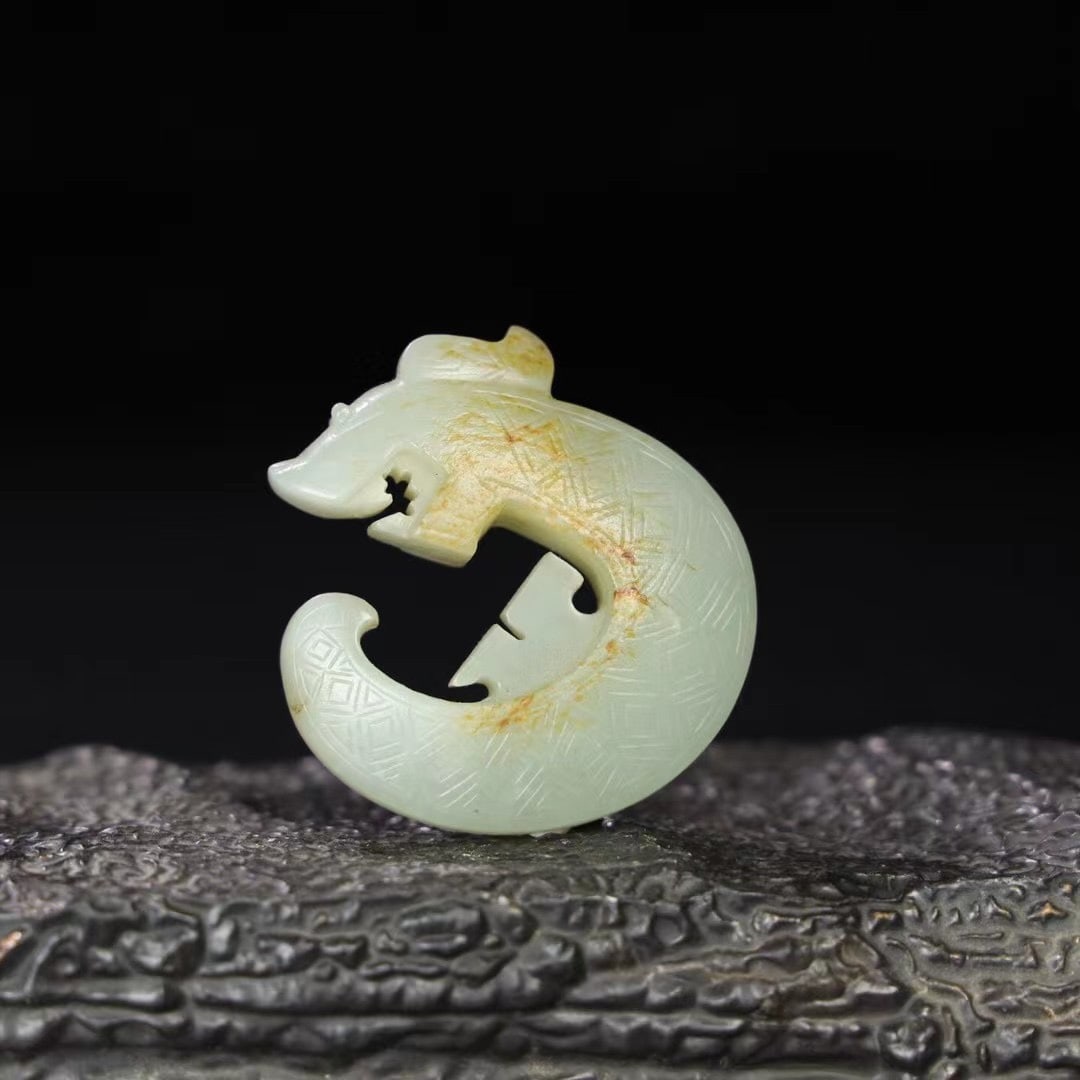 A Exquisite Hotan Jade Dragon Ornament: An Exquisite Hotan Jade Dragon Ornament,Qing Dynasty, China,Size:1.8inx1.8inx0.6in,Weight:31.8g 和田玉龙摆件,中国清代